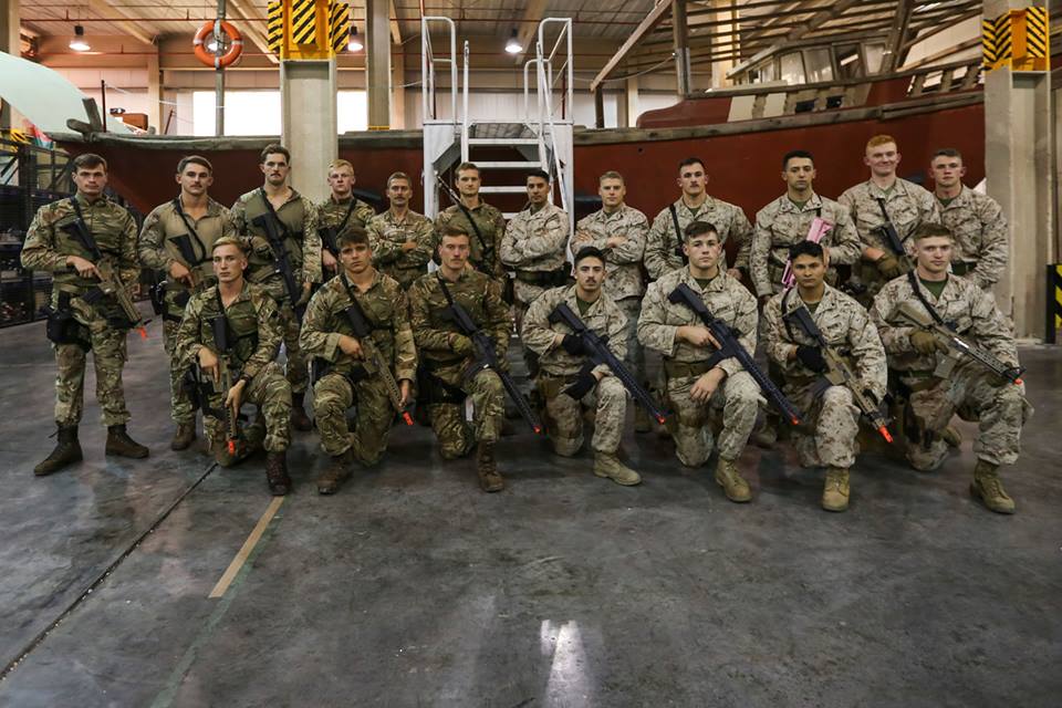 Marines trenują z...replikami?