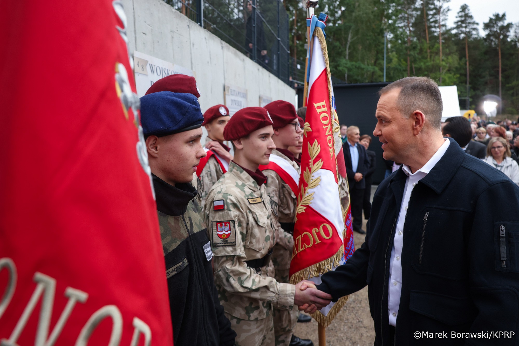 Prezydent Karol Nawrocki wezwał do dyskusji o odpowiedzialnym dostępie Polaków do broni.