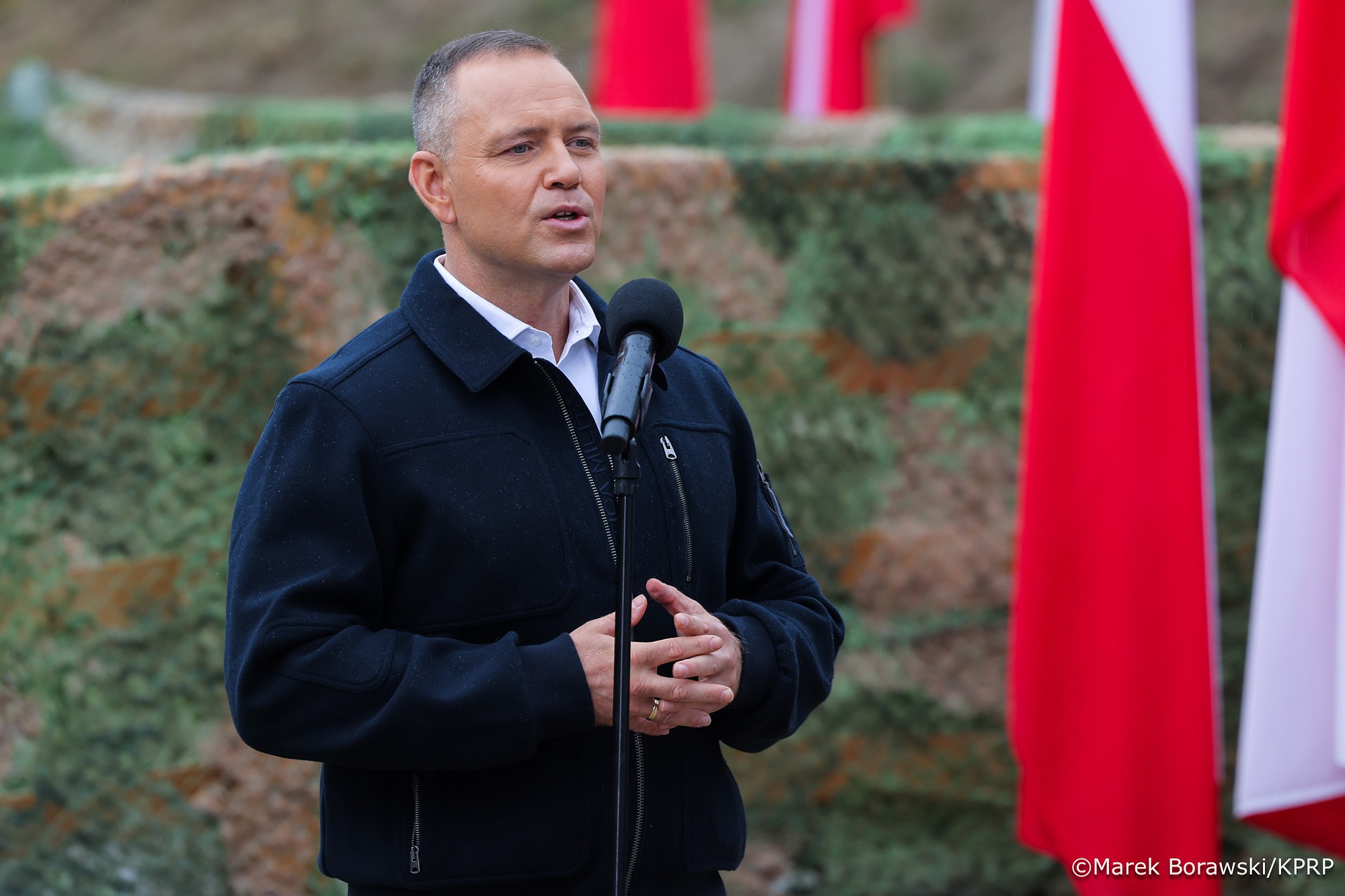 Prezydent Karol Nawrocki wezwał do dyskusji o odpowiedzialnym dostępie Polaków do broni.