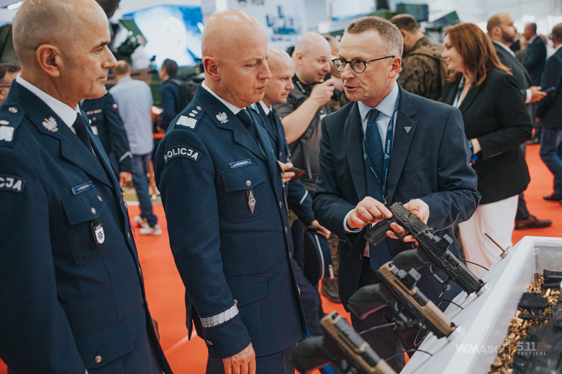 Komendant policji Szymczyk ogląda pistolet FB MPS