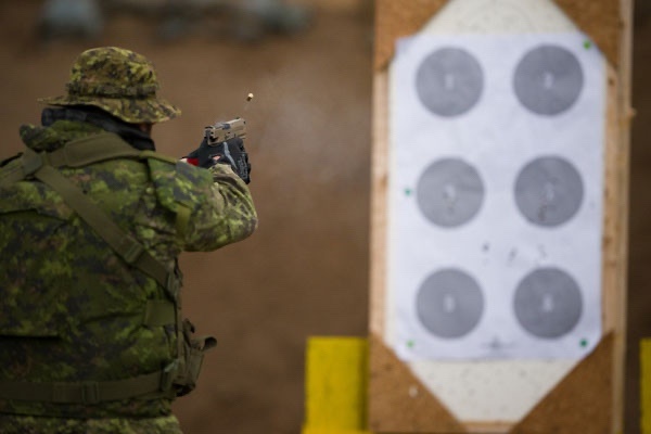 Kanadyjski żołnierz z pistoletem P320