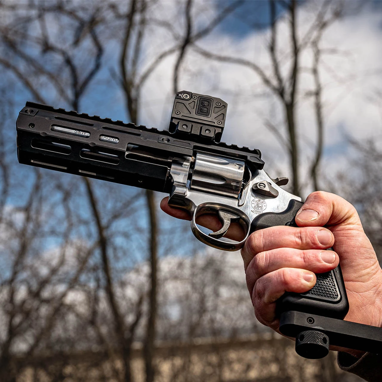 System montażowy umożliwia wyposażenie rewolwerów Smith & Wesson L Frame w optykę i dodatkowe akcesoria bez trwałych modyfikacji broni.System montażowy umożliwia wyposażenie rewolwerów Smith & Wesson L Frame w optykę i dodatkowe akcesoria bez trwałych modyfikacji broni.