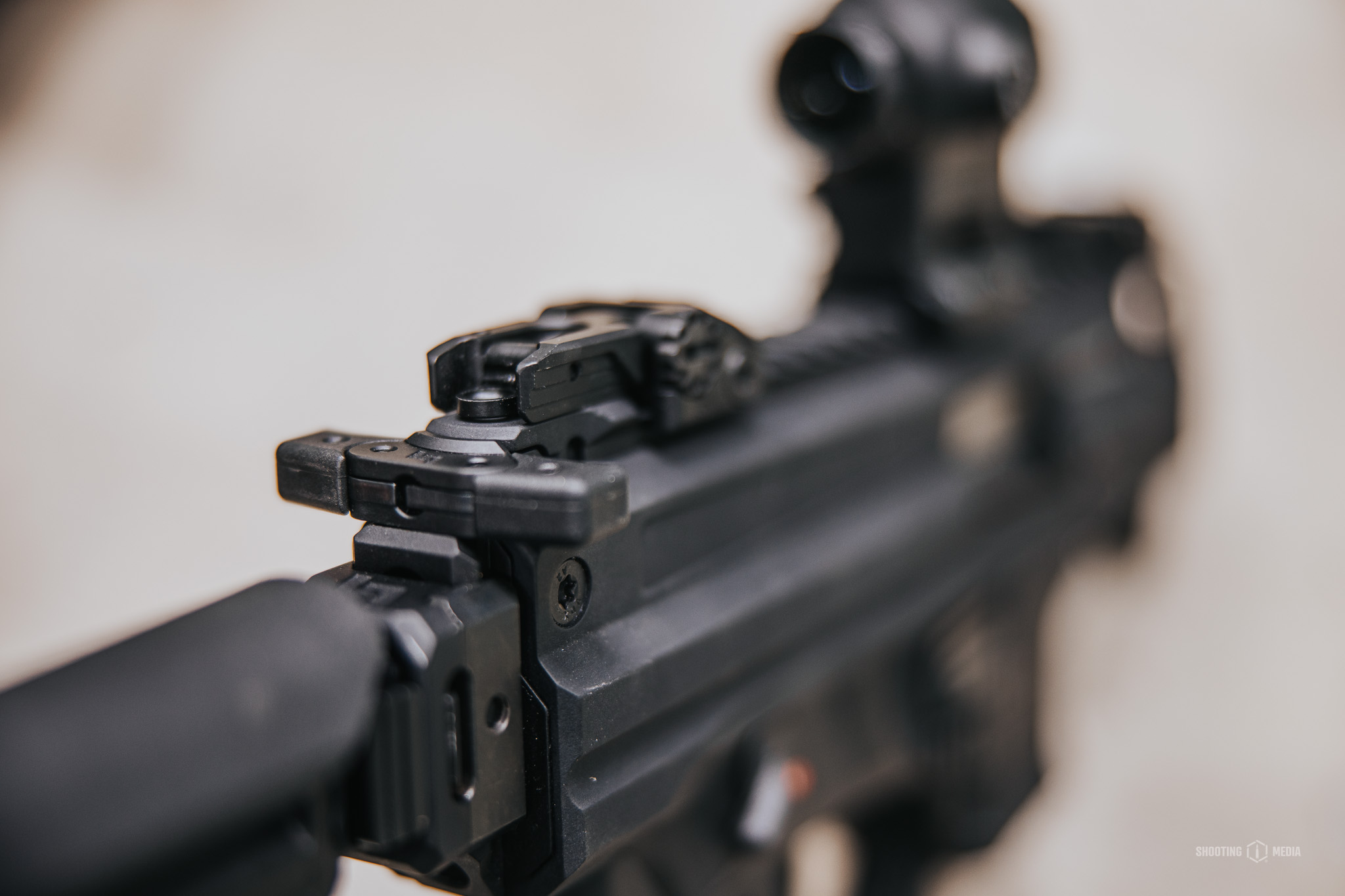 Tylna dźwignia przeładowania w standardzie AR-15 w Lucansky Arms Stinger 9