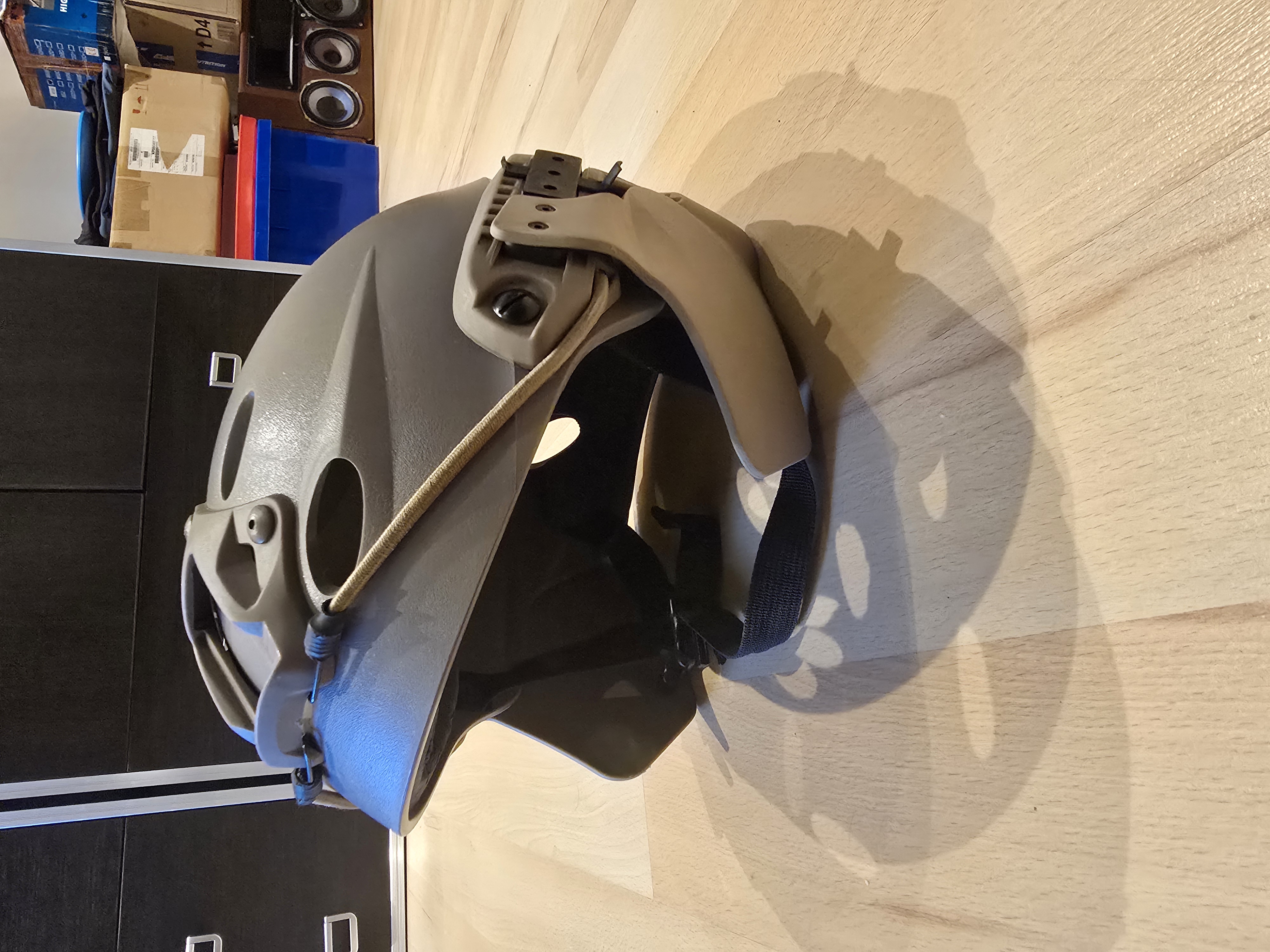 Hełm taktyczny z ochronnikami uszu