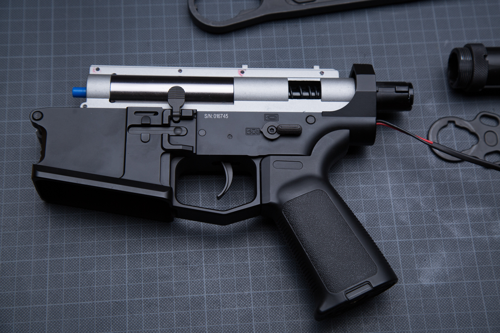Cyma CM.098A - wewnątrz