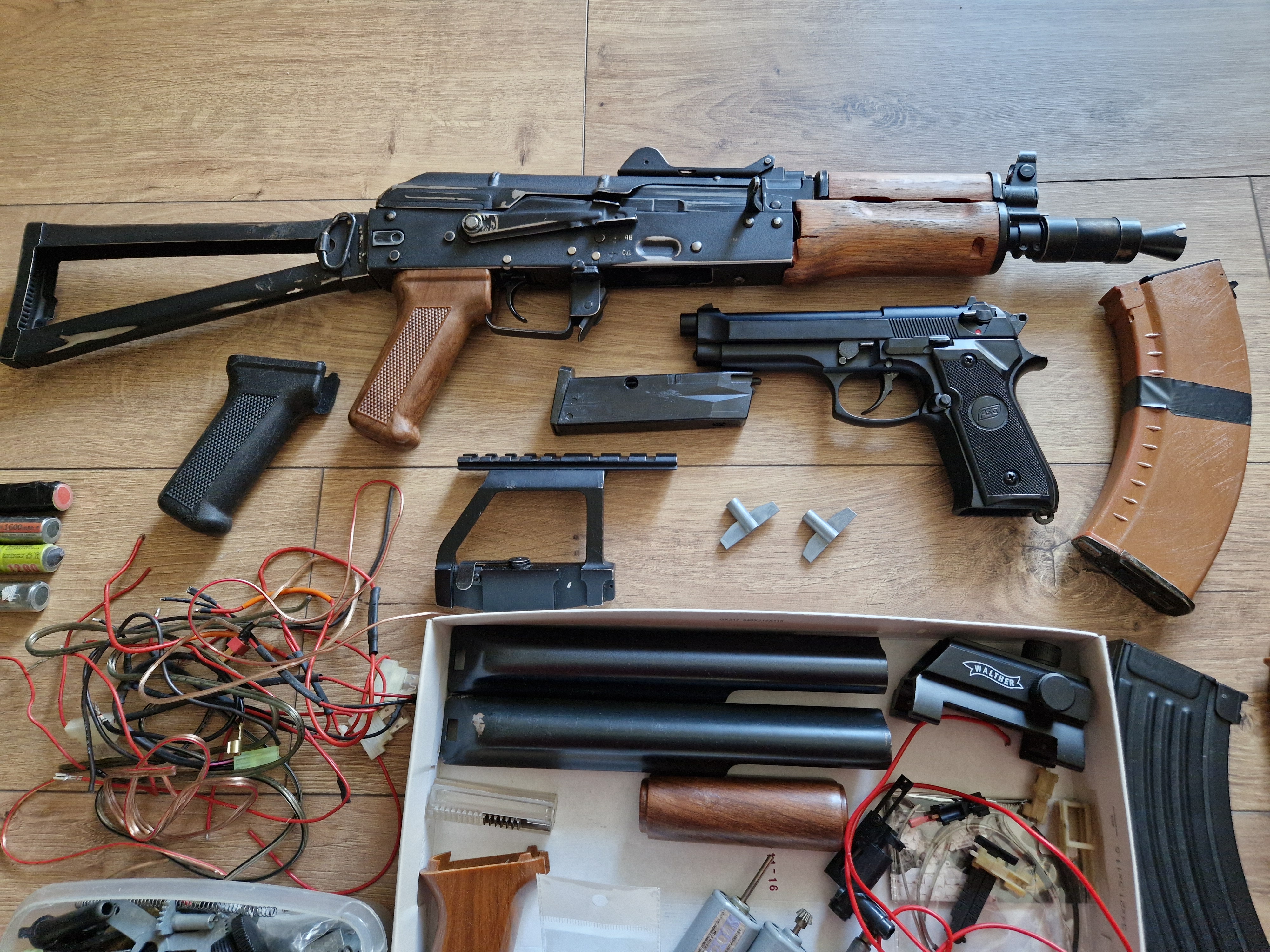 Cały zestaw! Uszkodzona replika Boyi RK-01 W + pistolet + magazynki + akumulatory + części do gearboxa