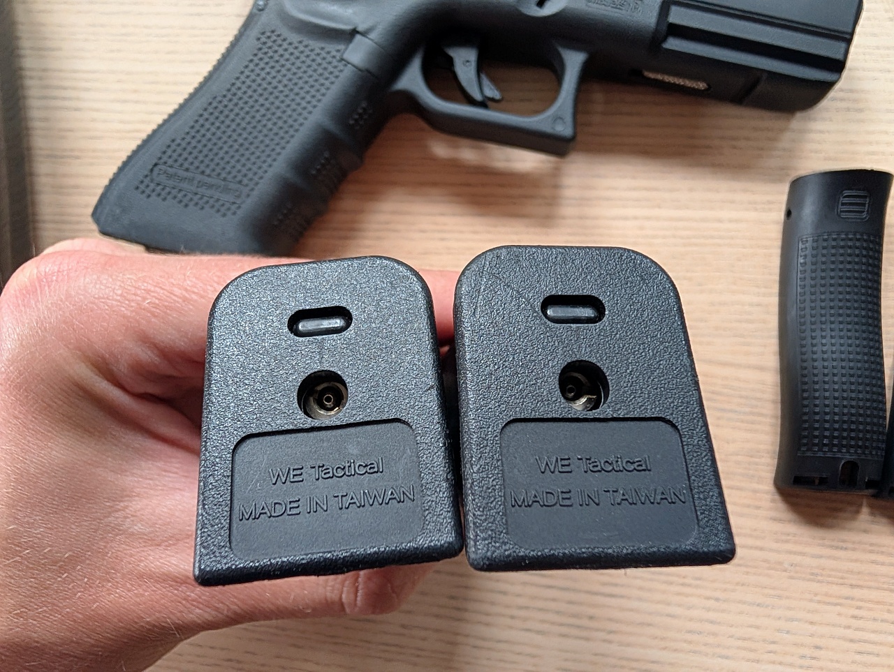 WE Glock 17 4 Gen + 2 magi + walizka + gas + kabura