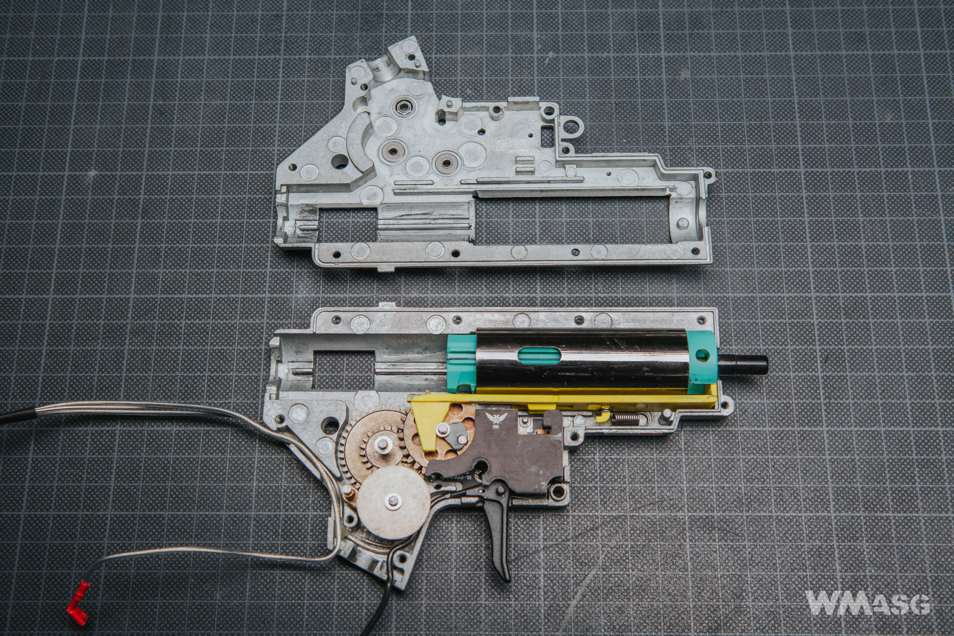 Double Eagle M904G Honey Badger wewnątrz