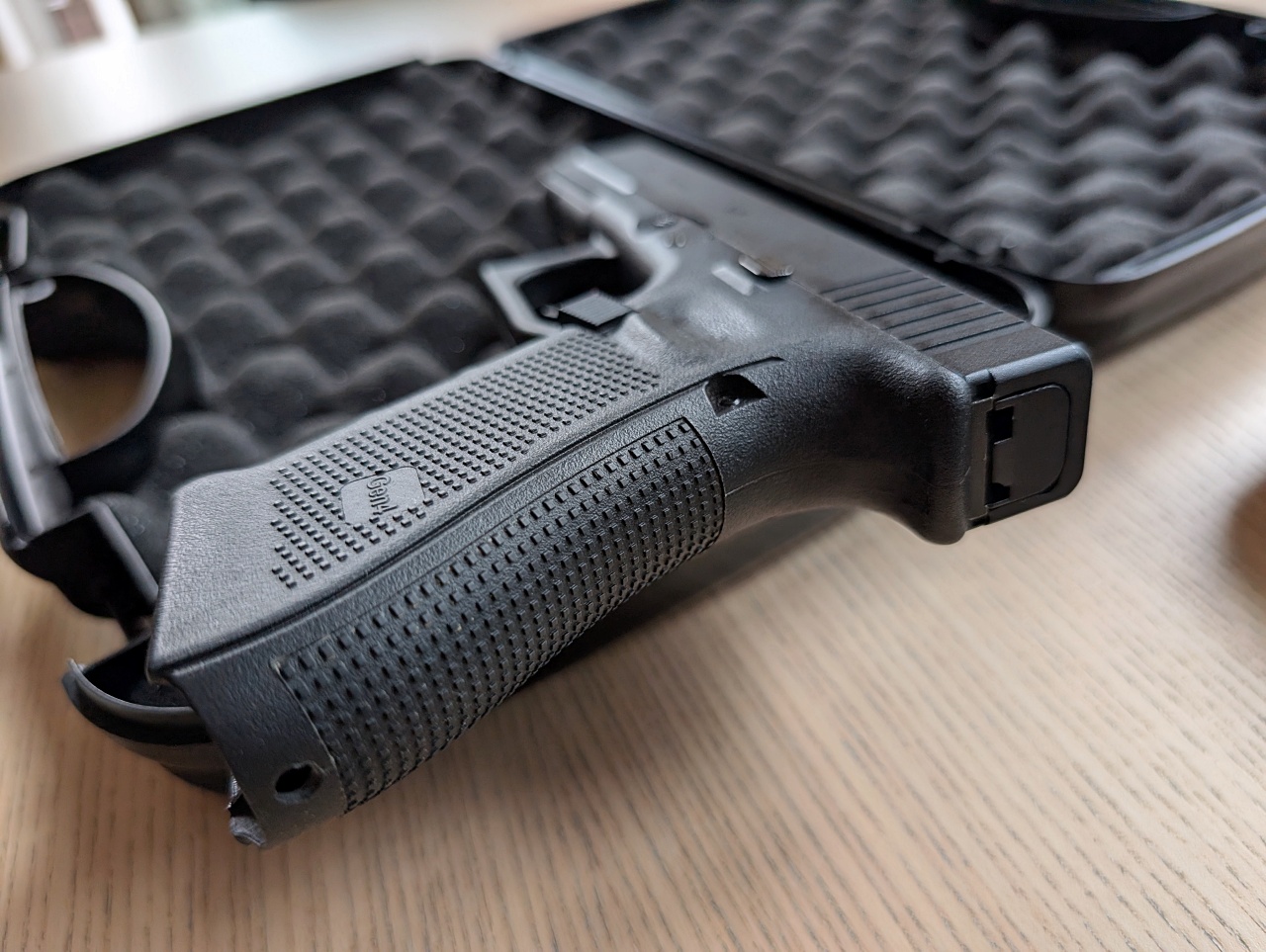 WE Glock 17 4 Gen + 2 magi + walizka + gas + kabura