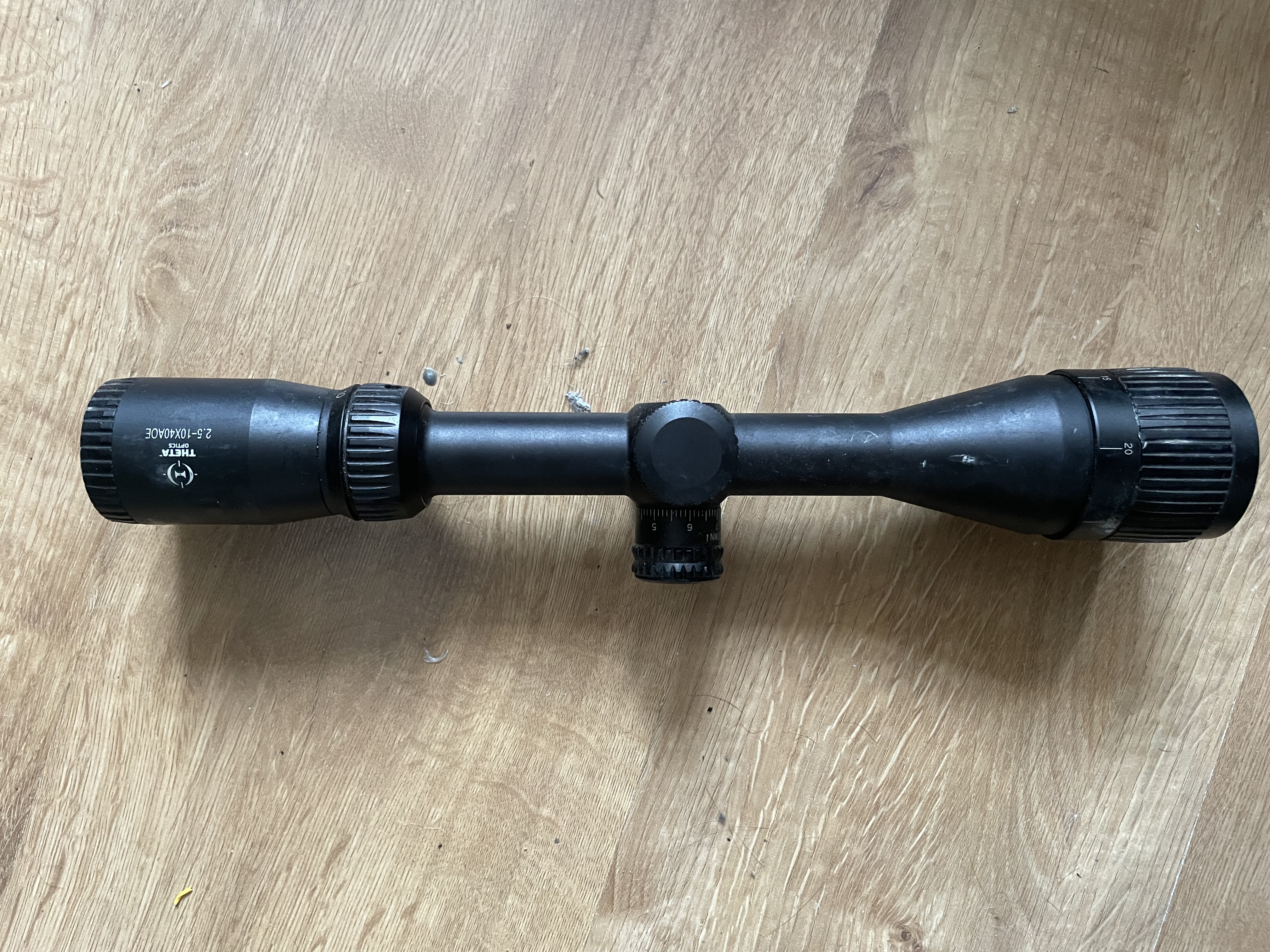 Luneta Theta Optics 2.5-10x40AOE - Podświetlana / AO / Bez montażu
