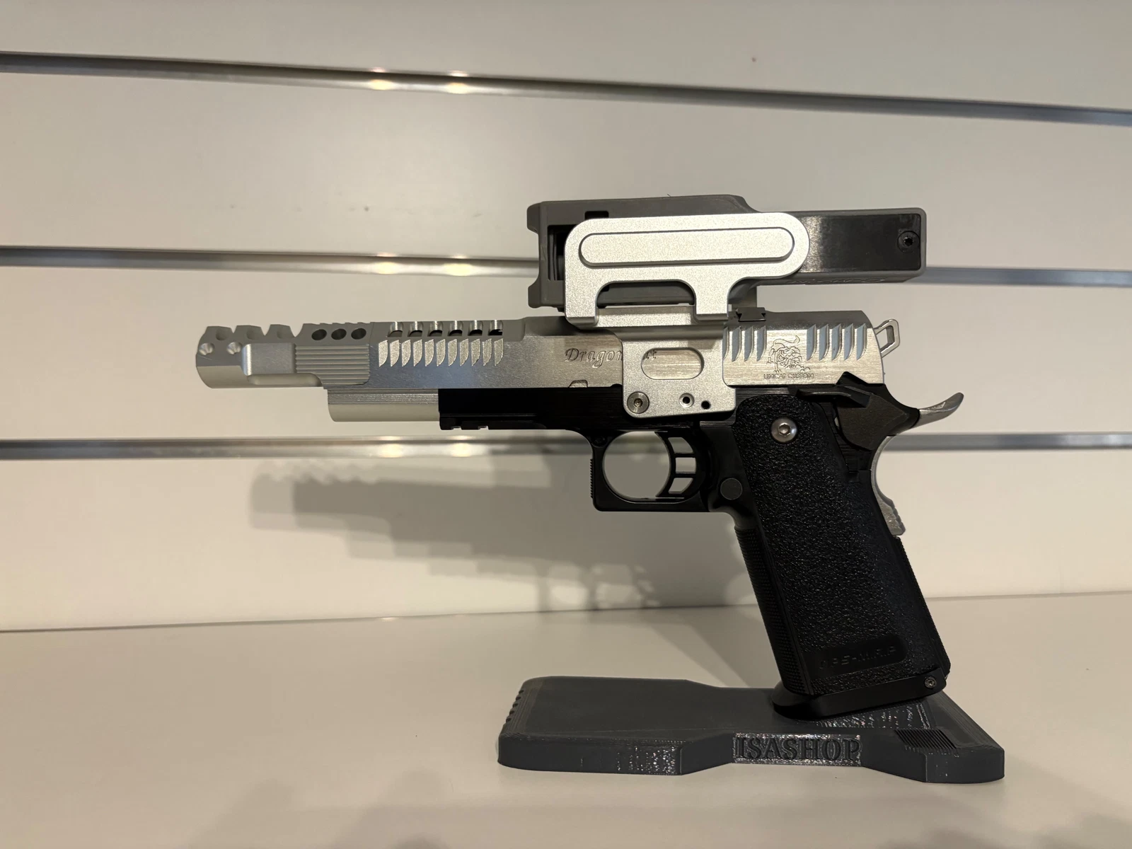 Niestandardowa konstrukcja Hi-Capa, nigdy nie używana