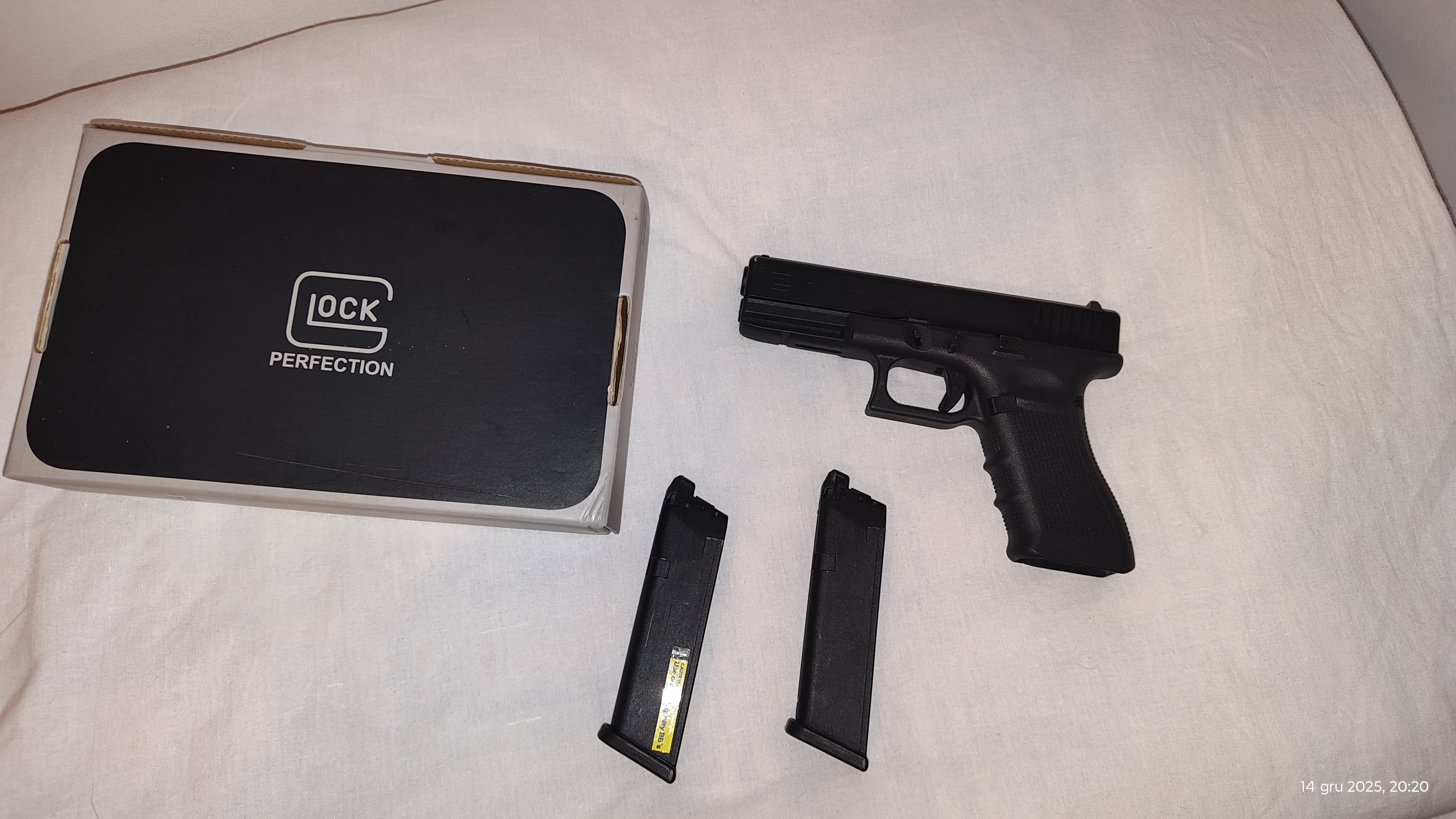 Glock 17 gen4 AIRSOFT GUN + 2mag + gaz + kulki.