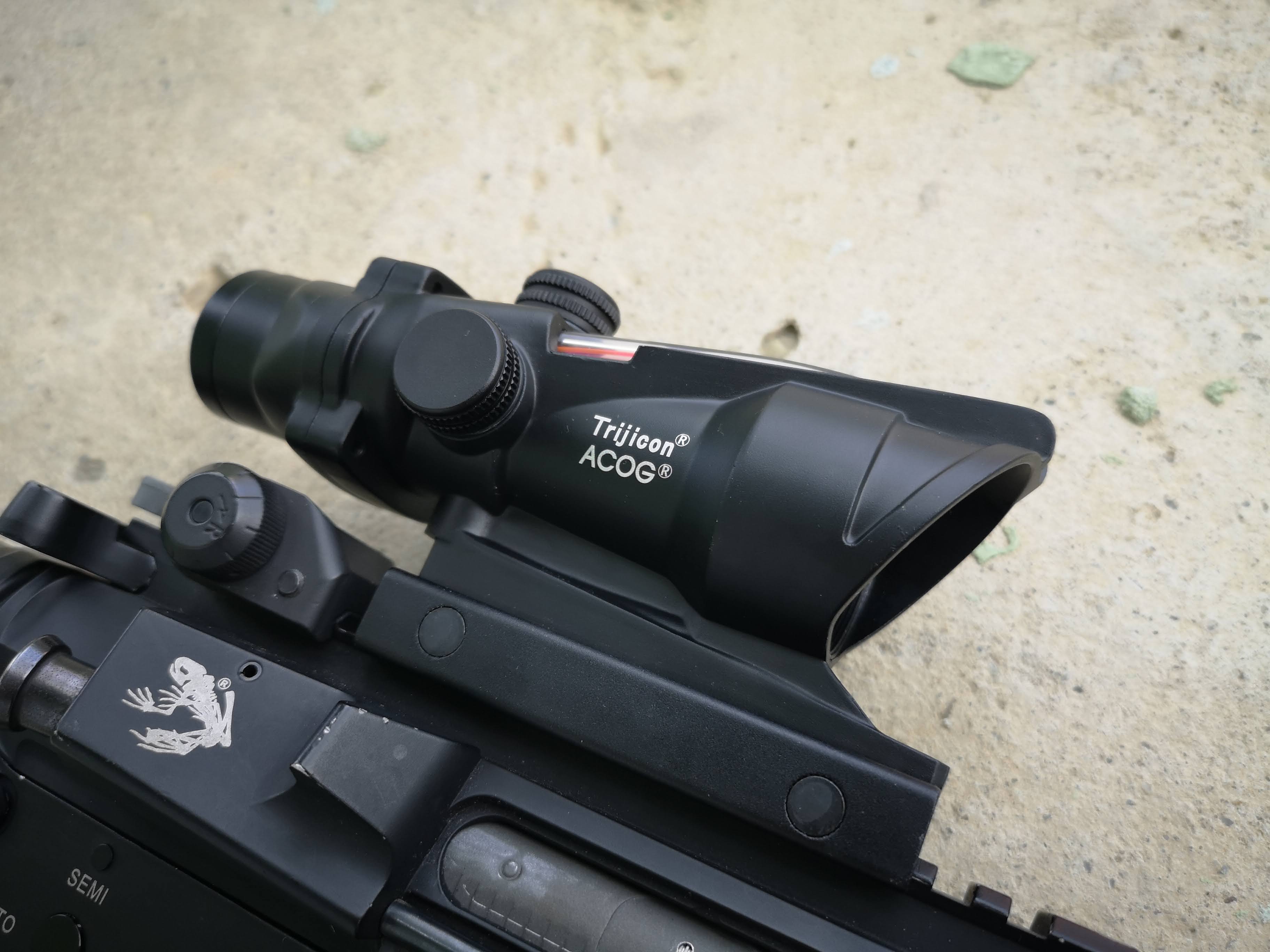 Luneta ACOG 4x działający światłowód chevron czerwony