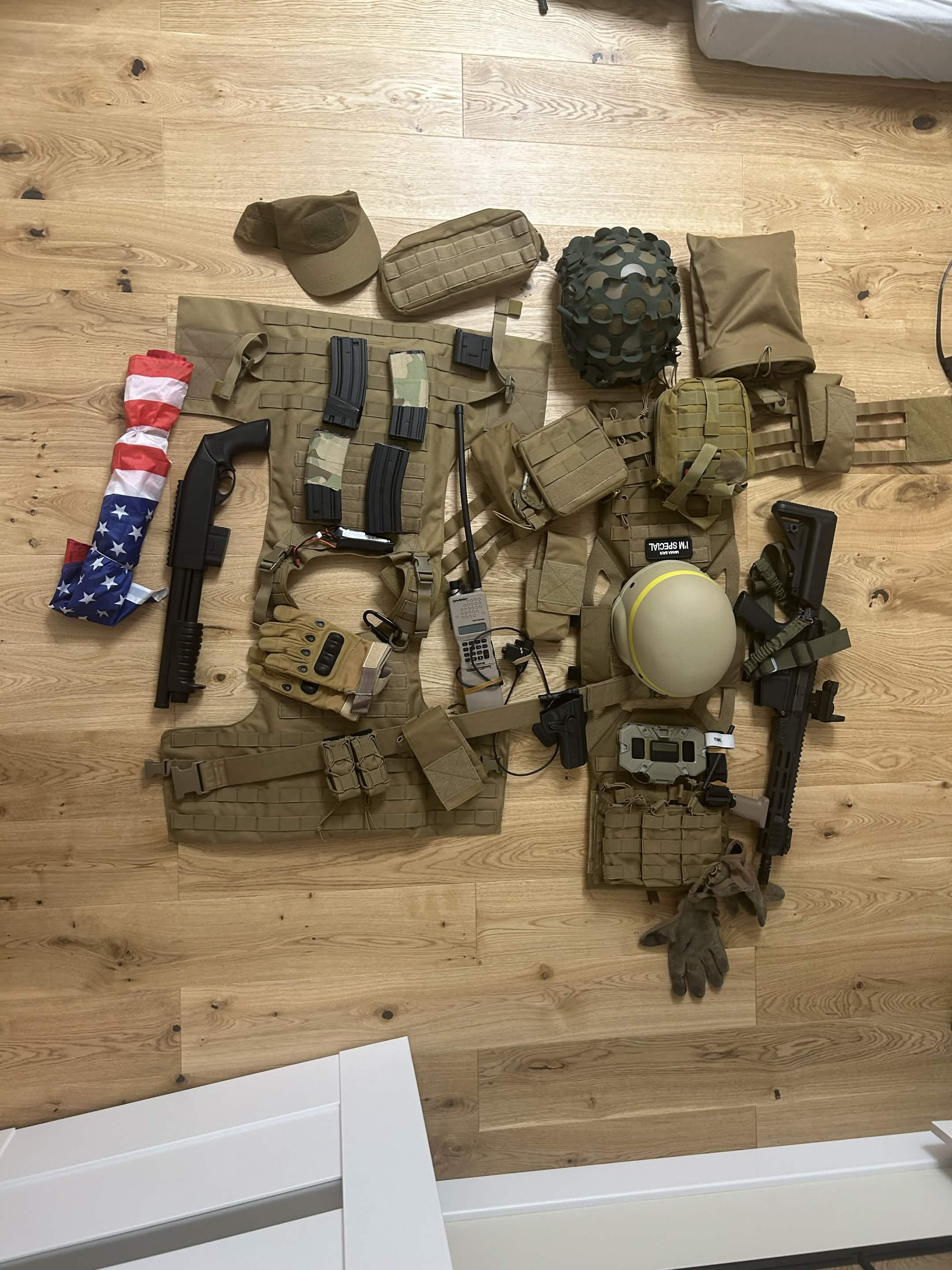 Zestaw kamizelek, hełmów, akcesoriów oraz M4 11,5" SOPMOD S&T