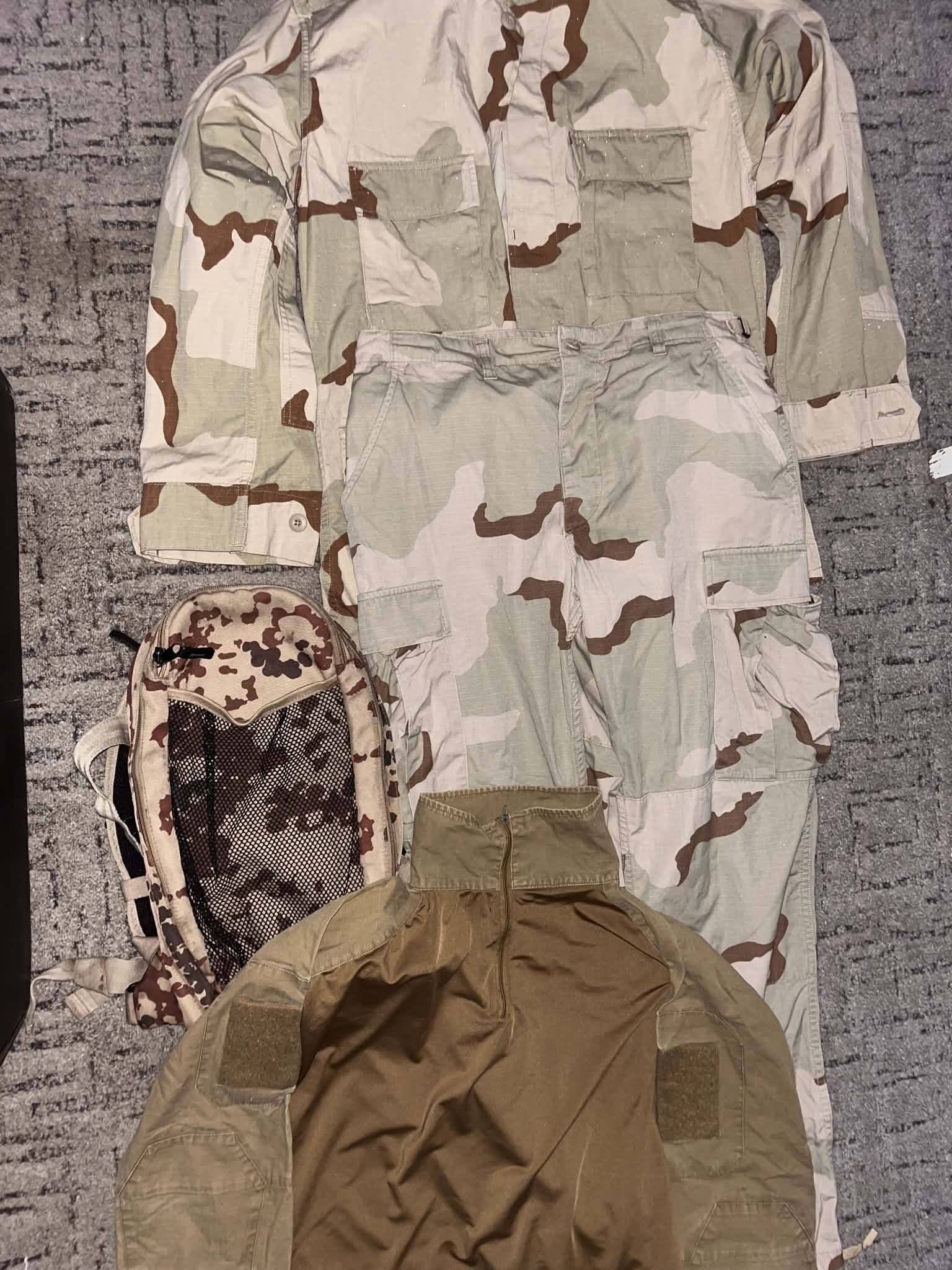 Zestaw mundurowy pustynny DCU / 3-color Desert + plecak + combat shirt | Rozmiar M