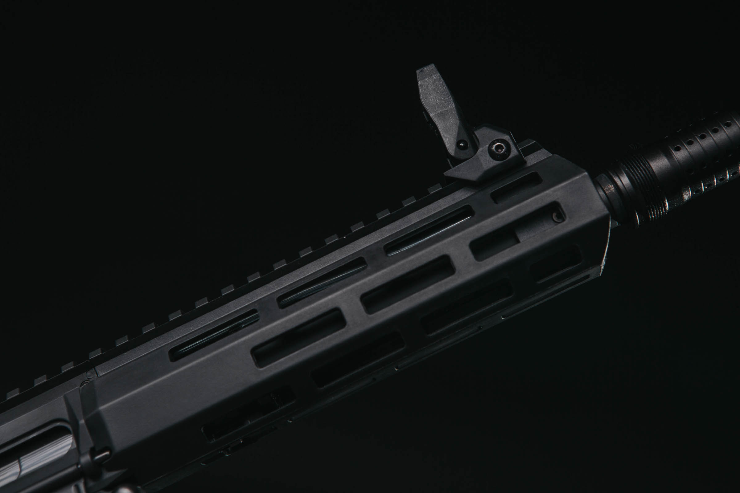 Double Eagle M904G Honey Badger z zewnątrz