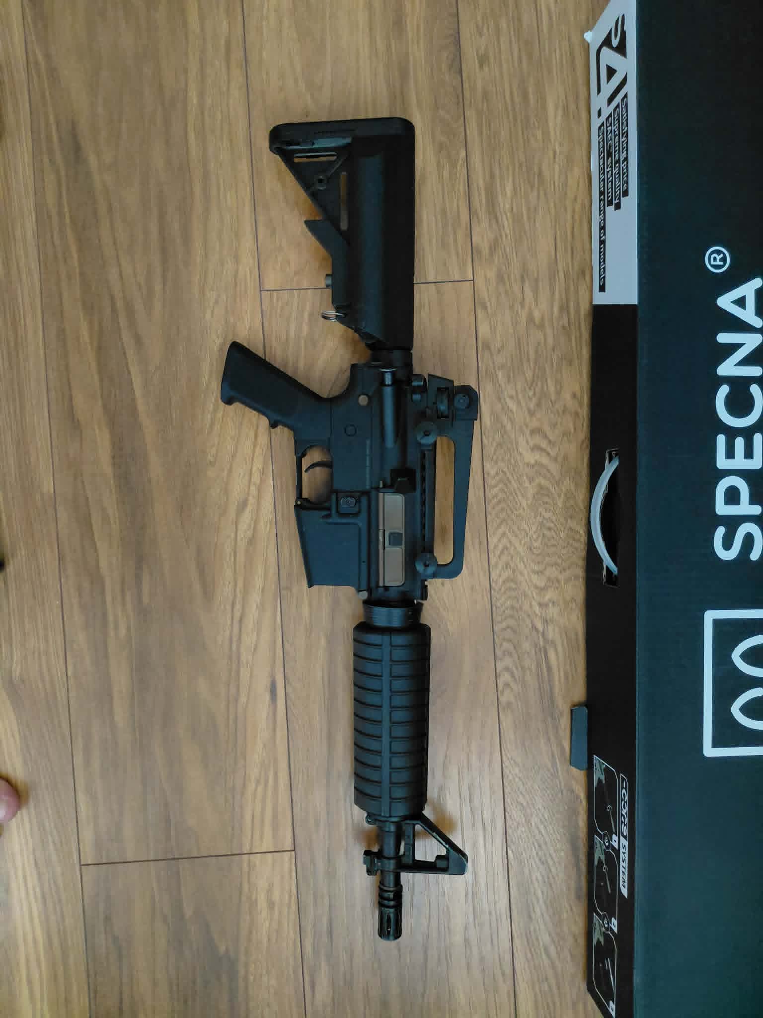 Zestaw replika Specna Arms SA-CO2, z 4 magazynkami, ładowarką i baterią.