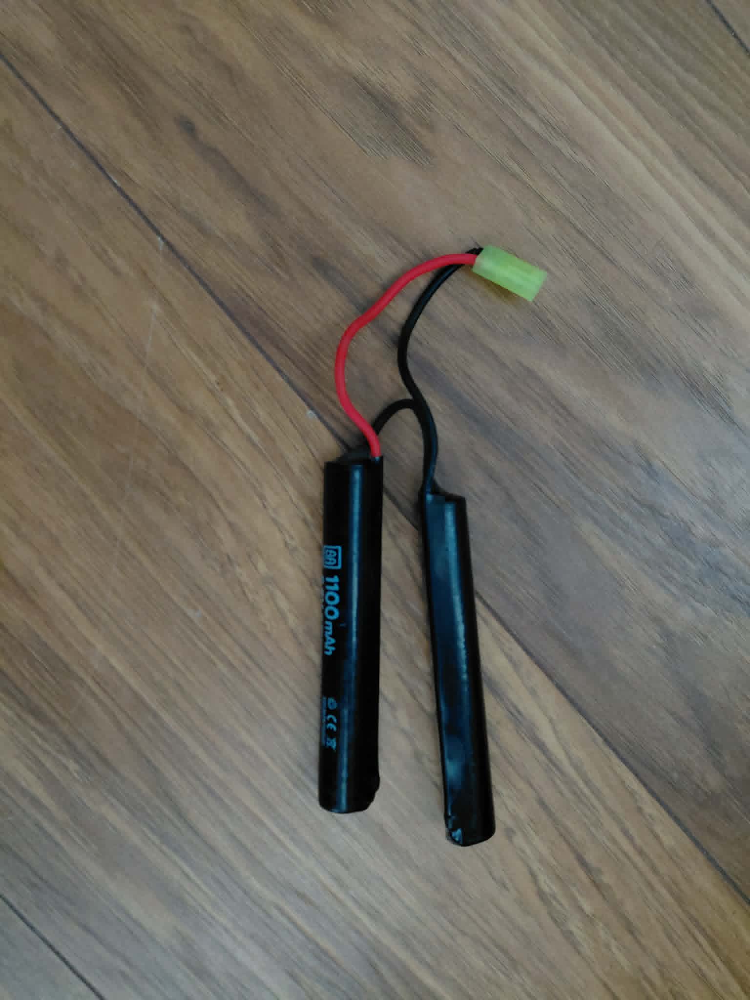 Zestaw replika Specna Arms SA-CO2, z 4 magazynkami, ładowarką i baterią.