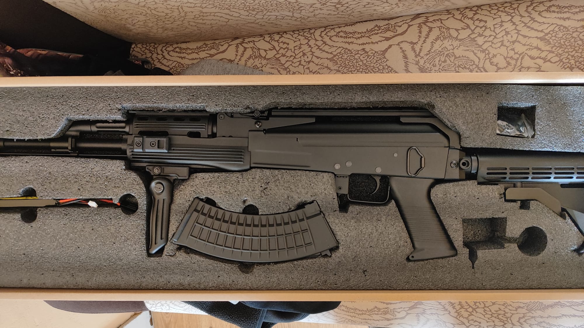 Sprzedam replikę Cyma CM.039C z akumulatorem, ładowarką i kolimatorem.