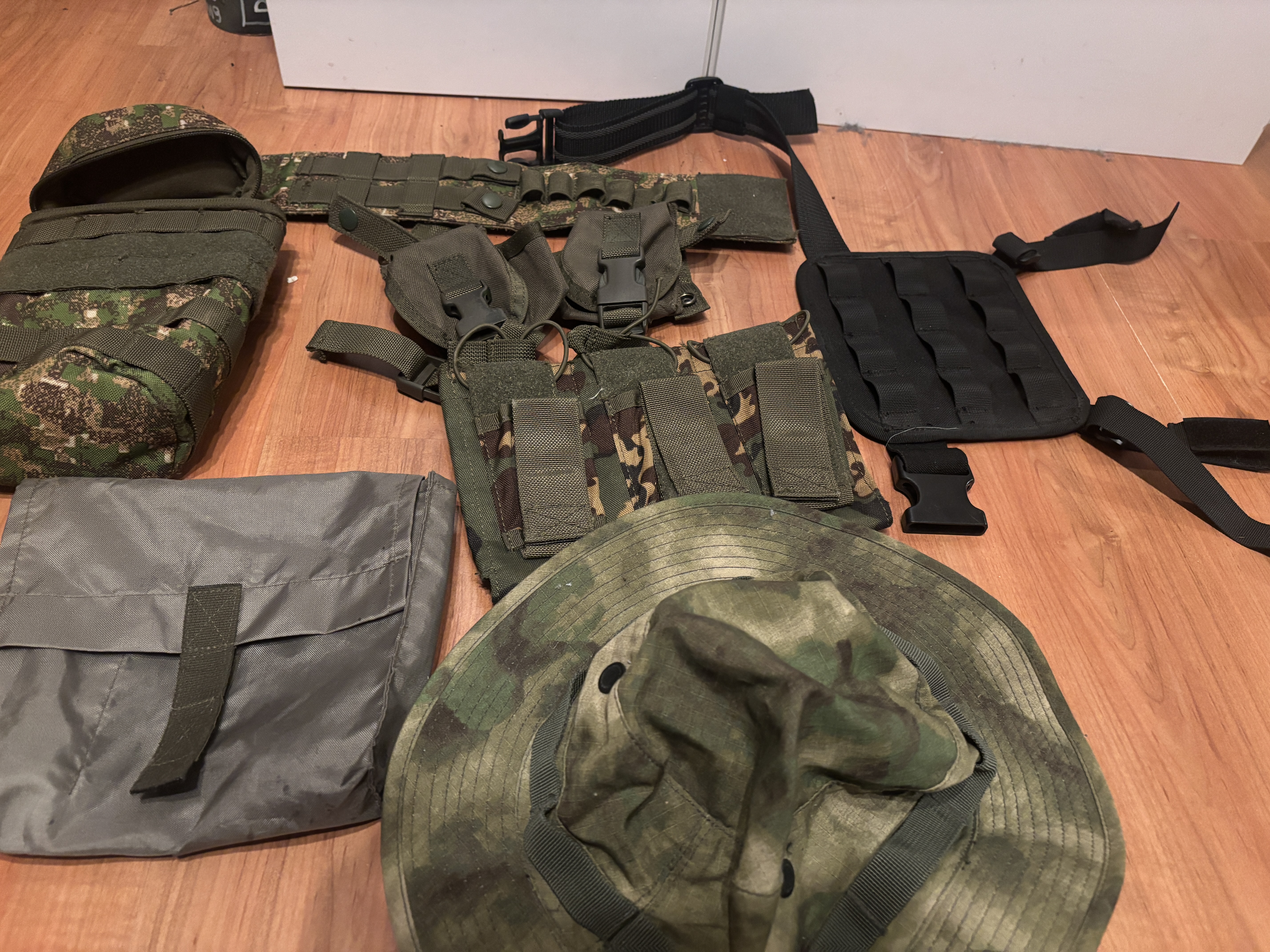 Zestaw losowych przedmiotów z szafy