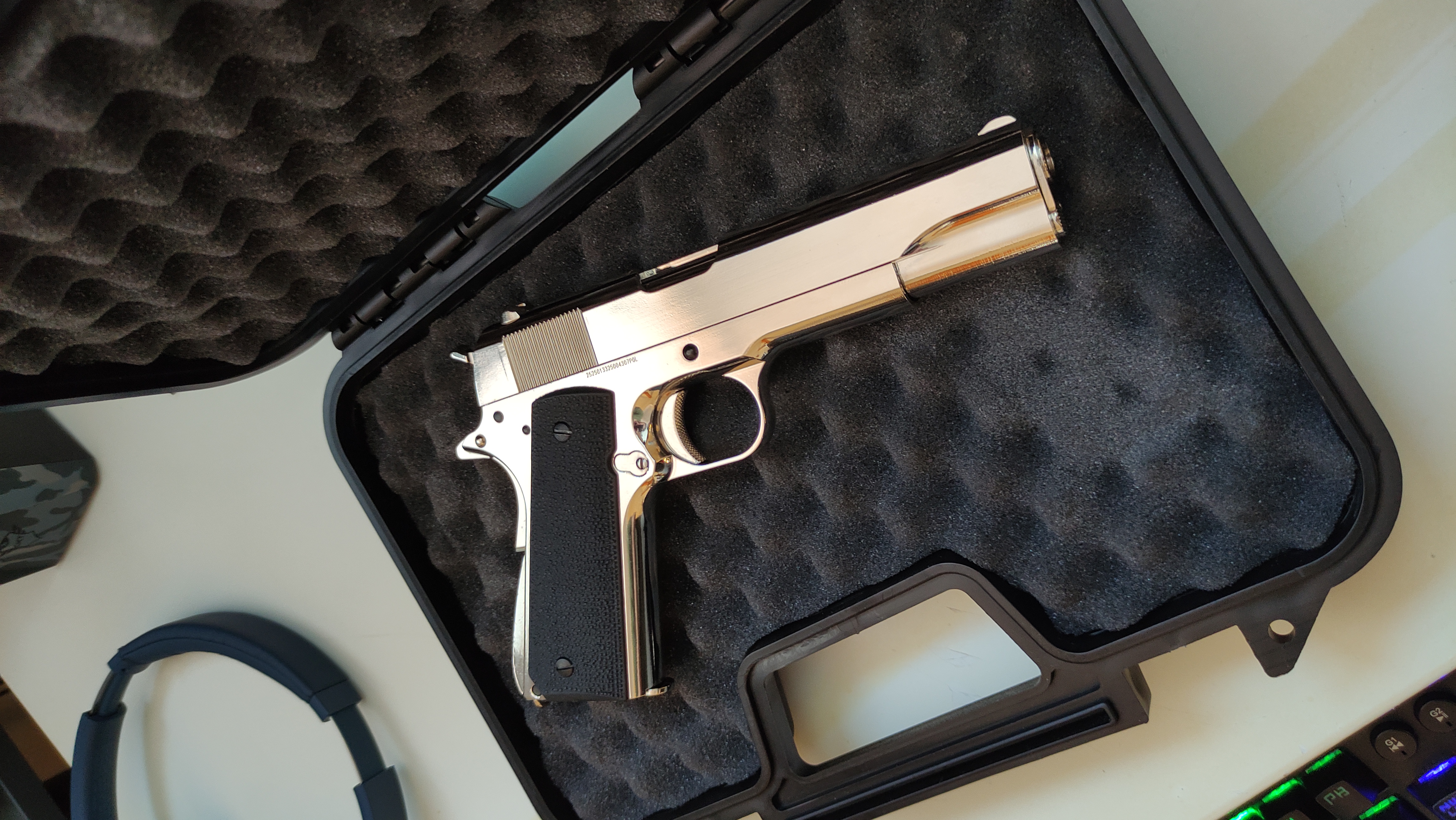 Silver Colt 1911 (Golden Eagle) + dodatki