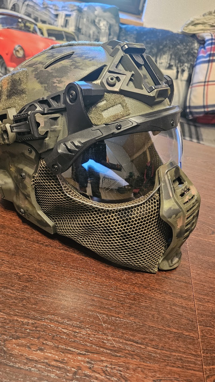 Replika hełmu Team Wendy's Digital Camo z odpinanym stalkerem i przyłbicą