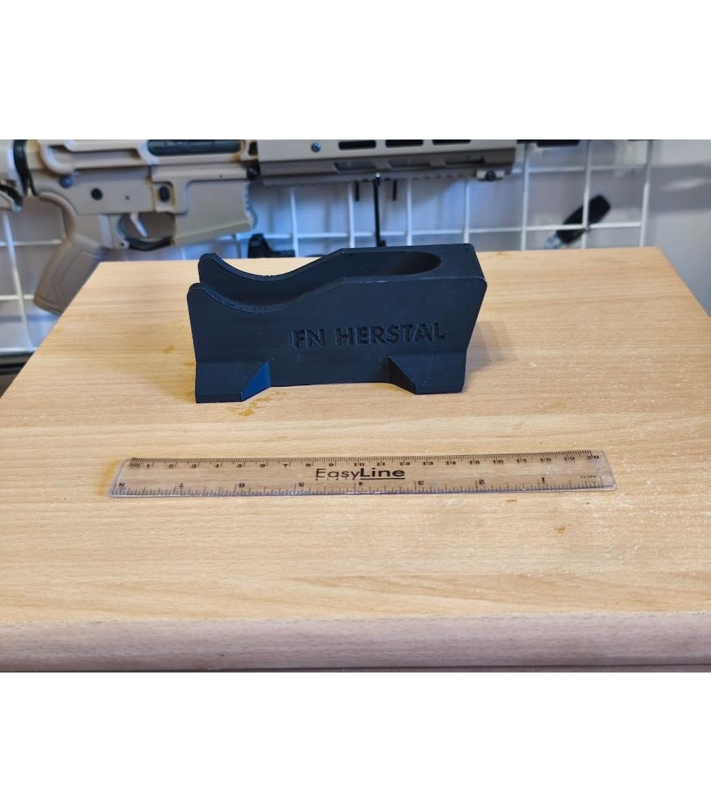 Stojak na replikę P90 – druk 3D, logo FN Herstal