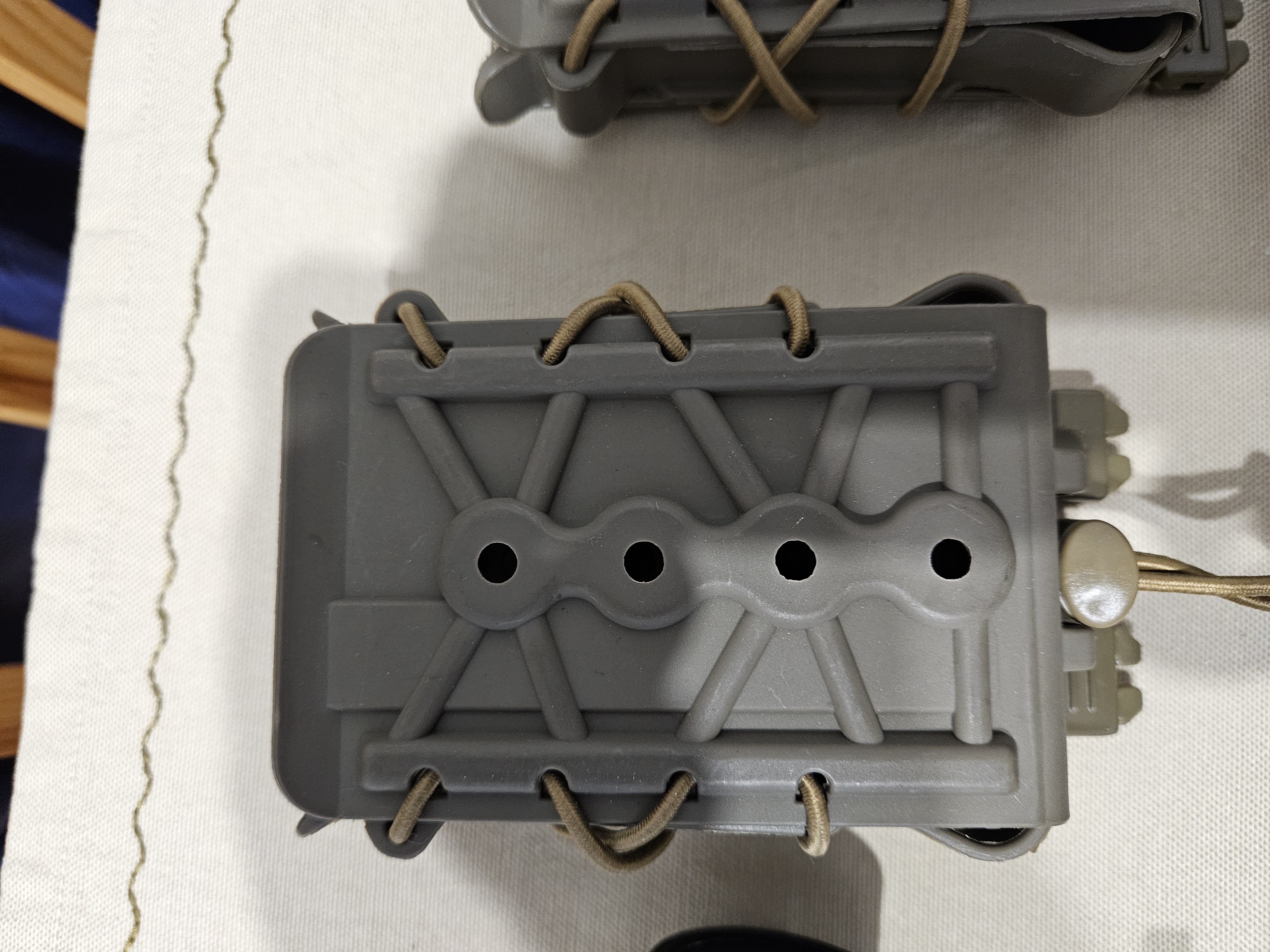 Akcesoria dwójnóg, kolba, tłumik, ładownice itp.