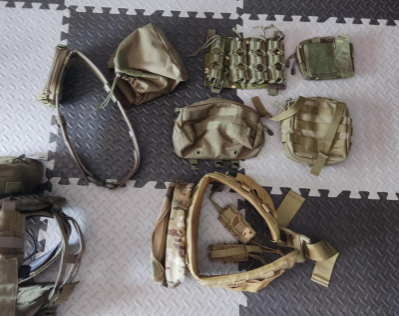 Zestaw szpeju - ładownice, pasy, cargo