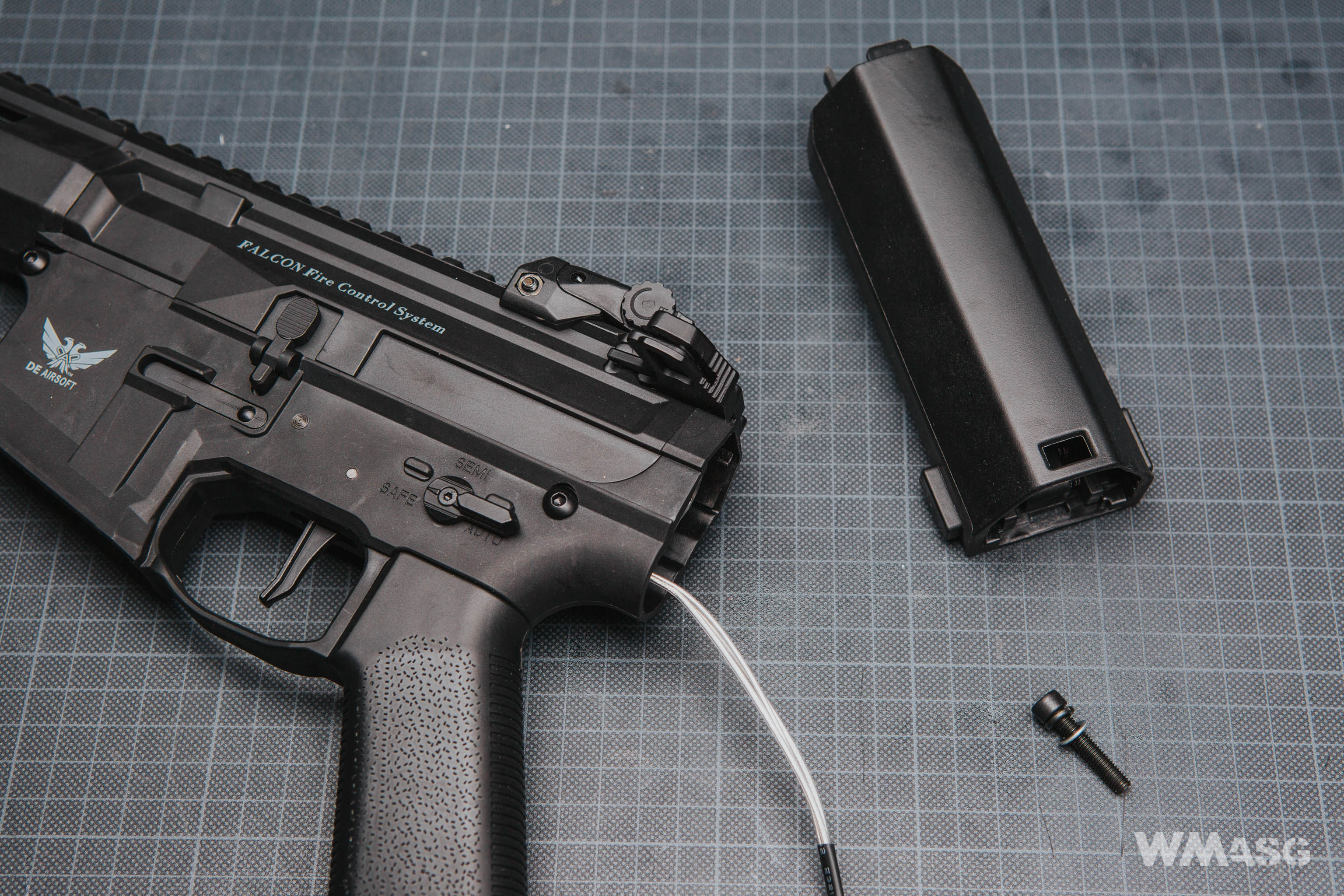 Double Eagle M904G Honey Badger wewnątrz