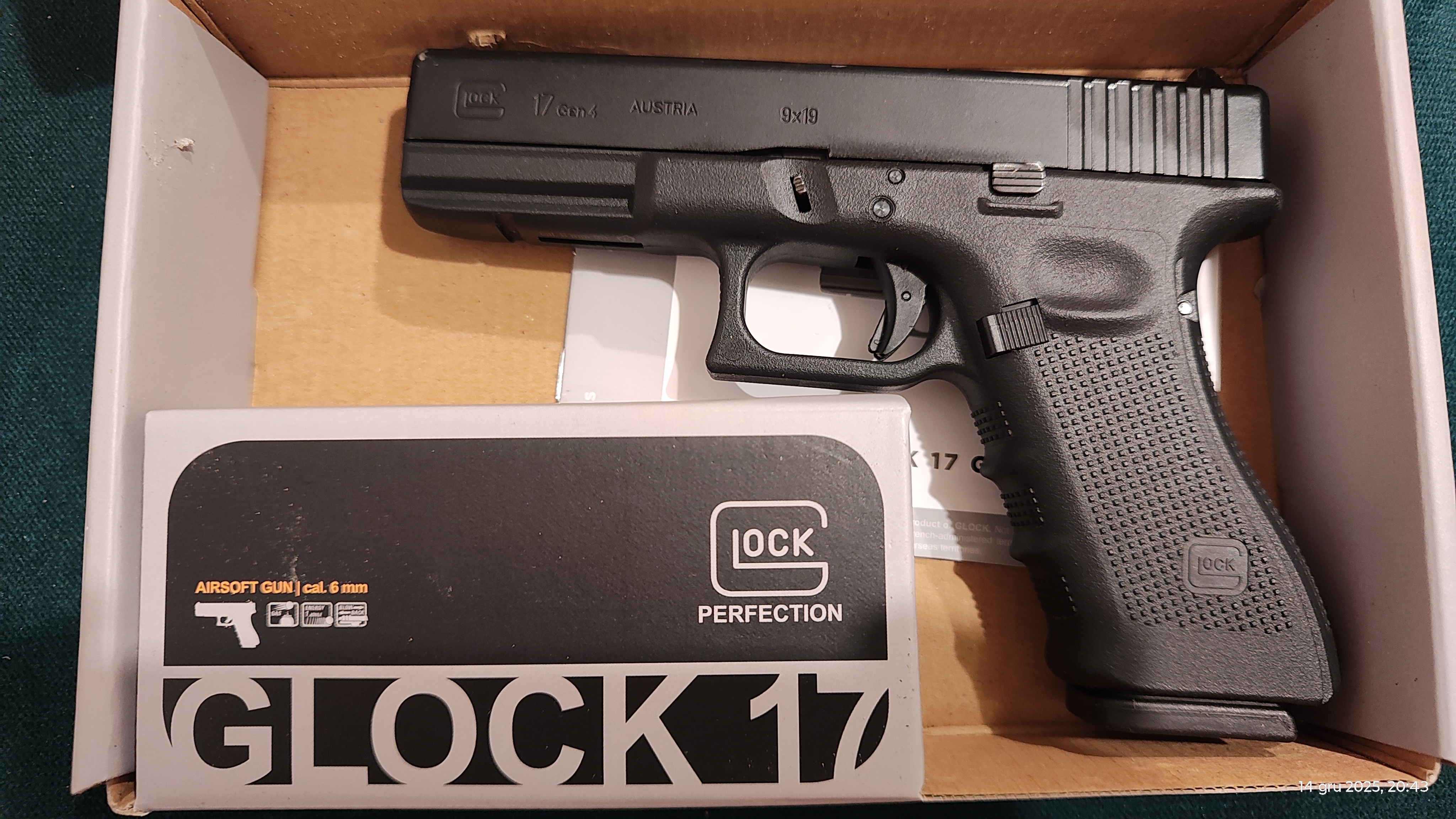 Glock 17 gen4 AIRSOFT GUN + 2mag + gaz + kulki.