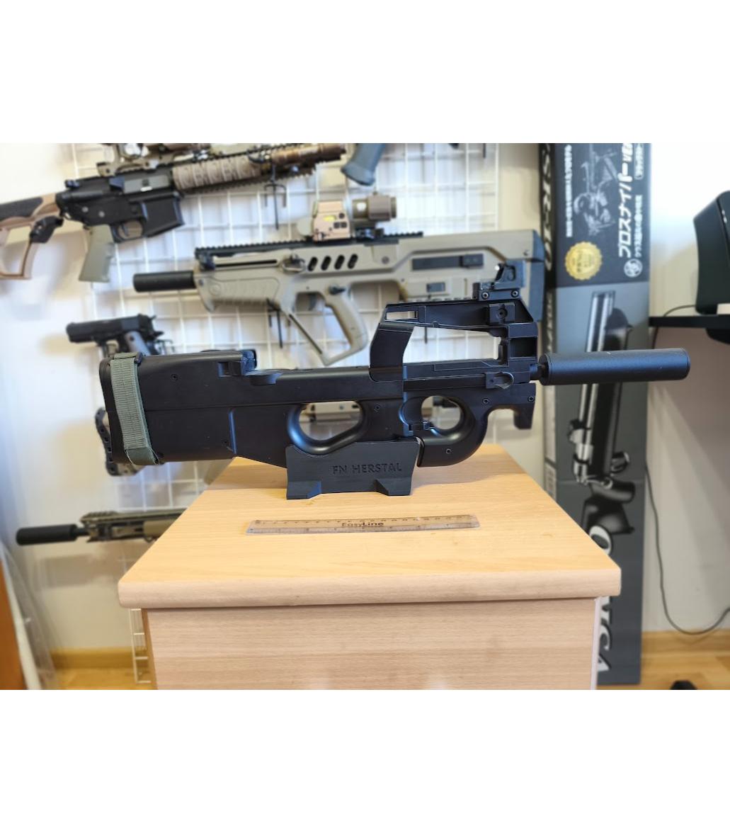 Stojak na replikę P90 – druk 3D, logo FN Herstal