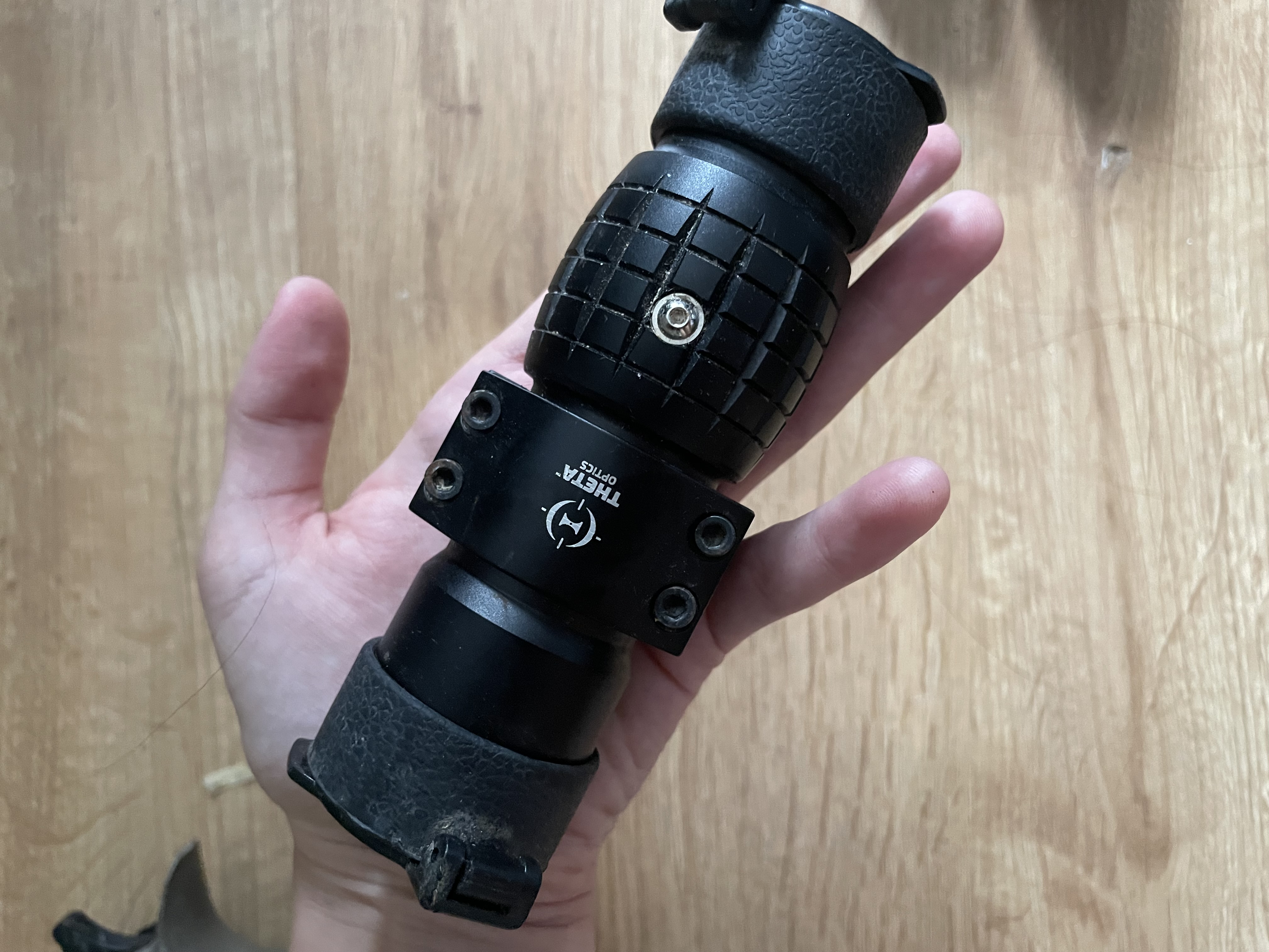 Magnifier 3x Theta Optics - Powiększalnik z montażem i osłonami flip-up