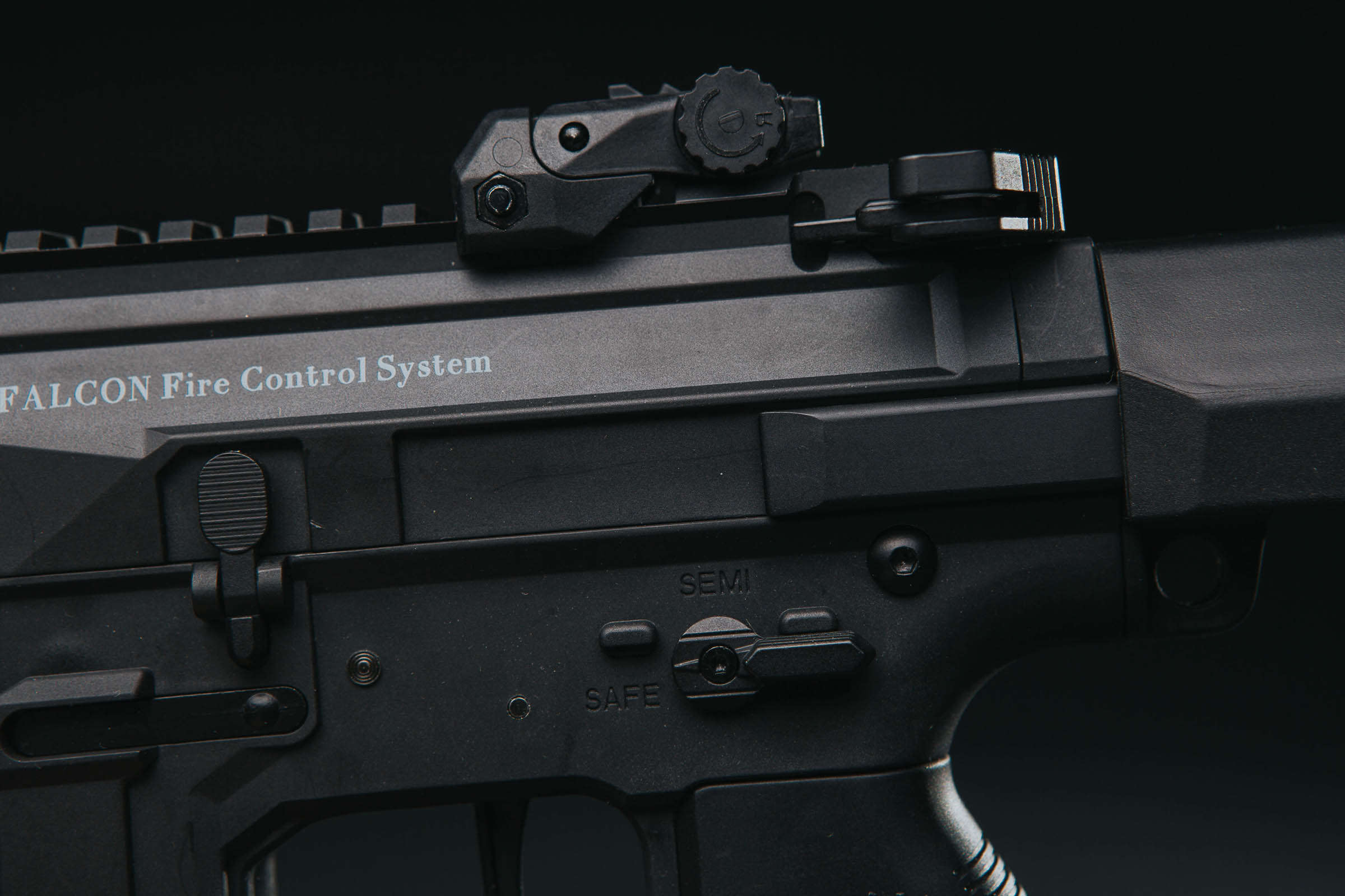 Double Eagle M904G Honey Badger z zewnątrz