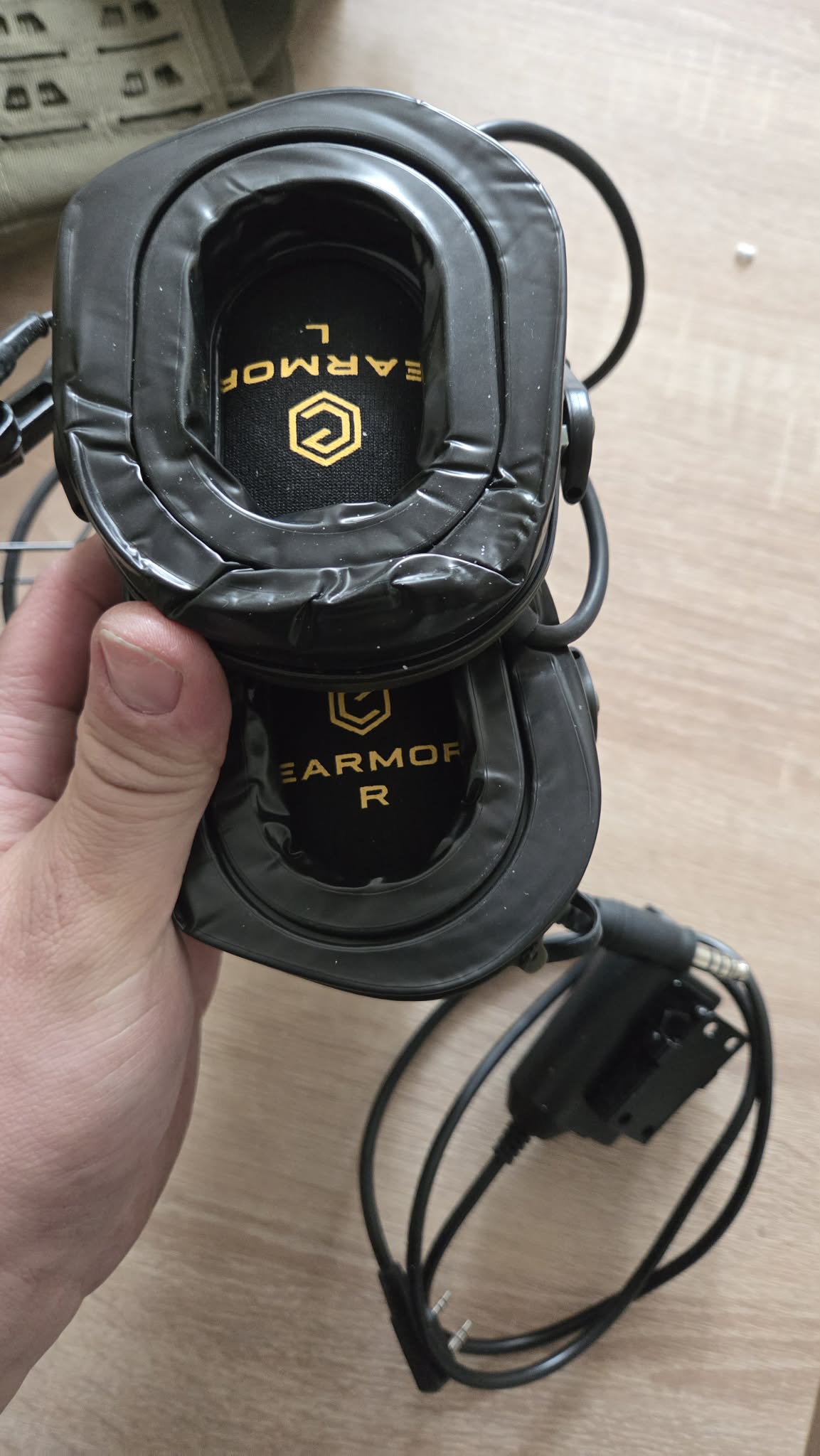 sprzedam  słuchawki aktywne earmor z PTT
