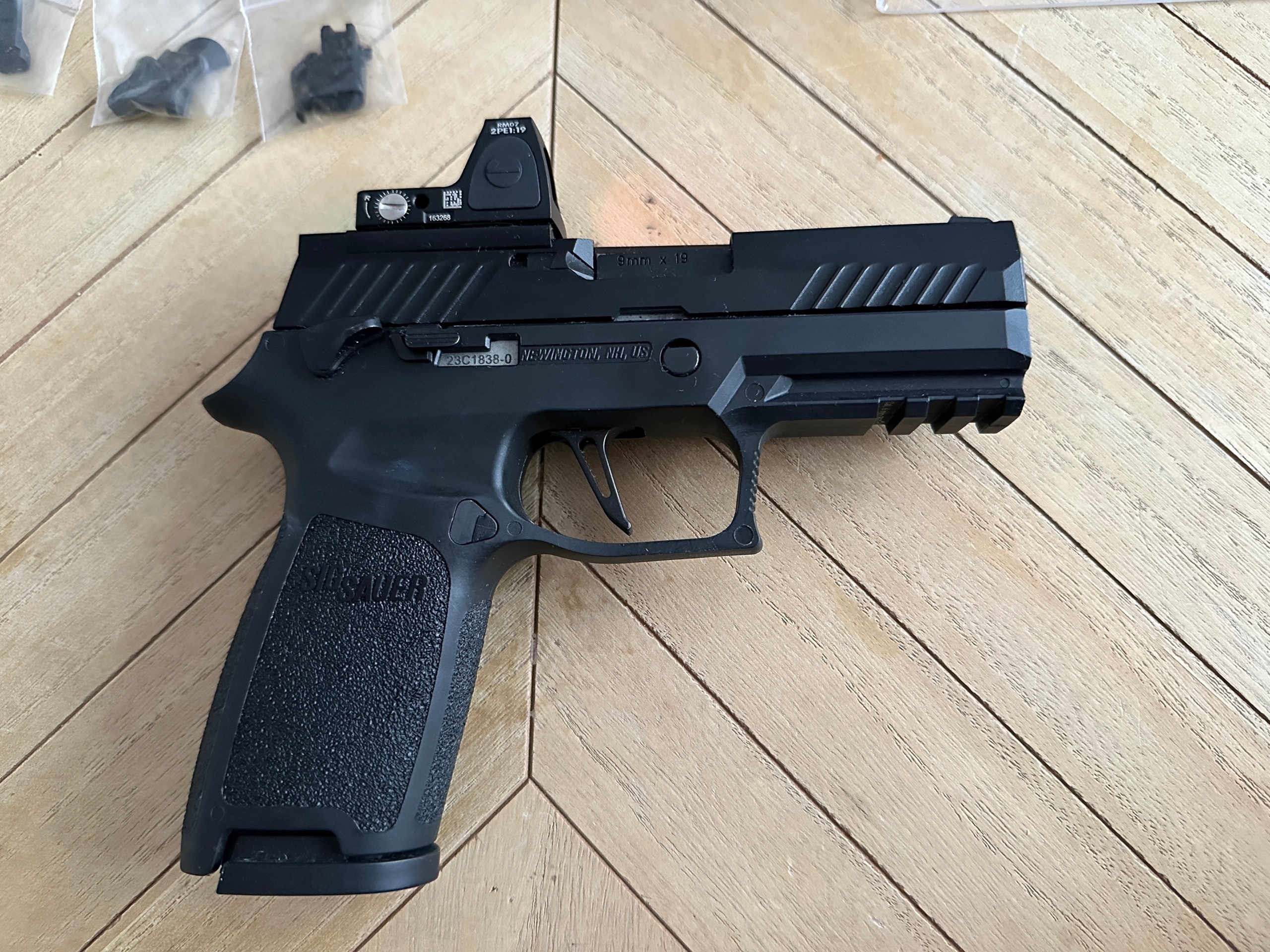 SigAir / VFC p320 M18 z kolimatorem i zestawem stalowych części gbb