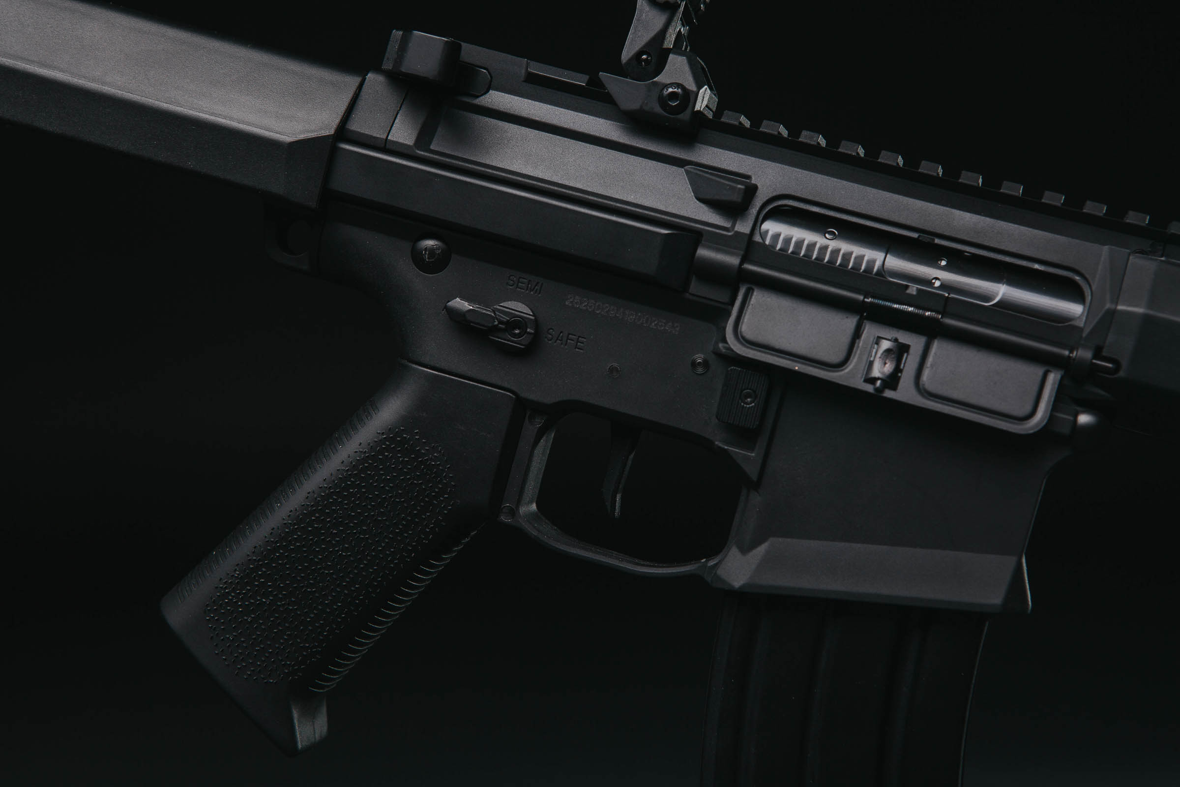 Double Eagle M904G Honey Badger z zewnątrz