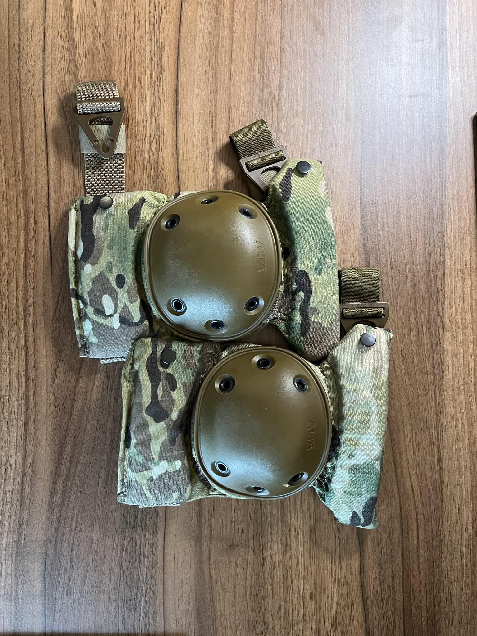 Nakolanniki Alta Industries Contour multicam