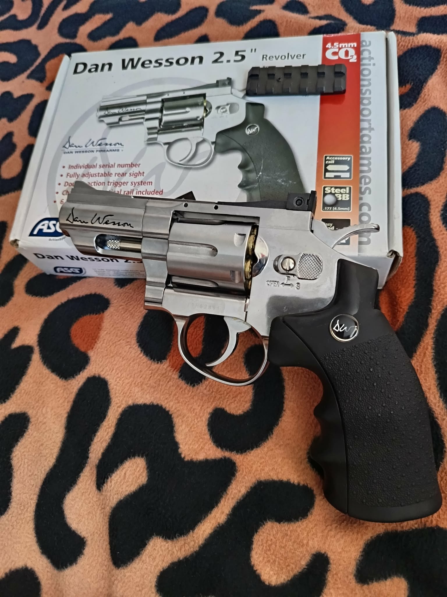 Rewolwer Dan Wesson 2.5