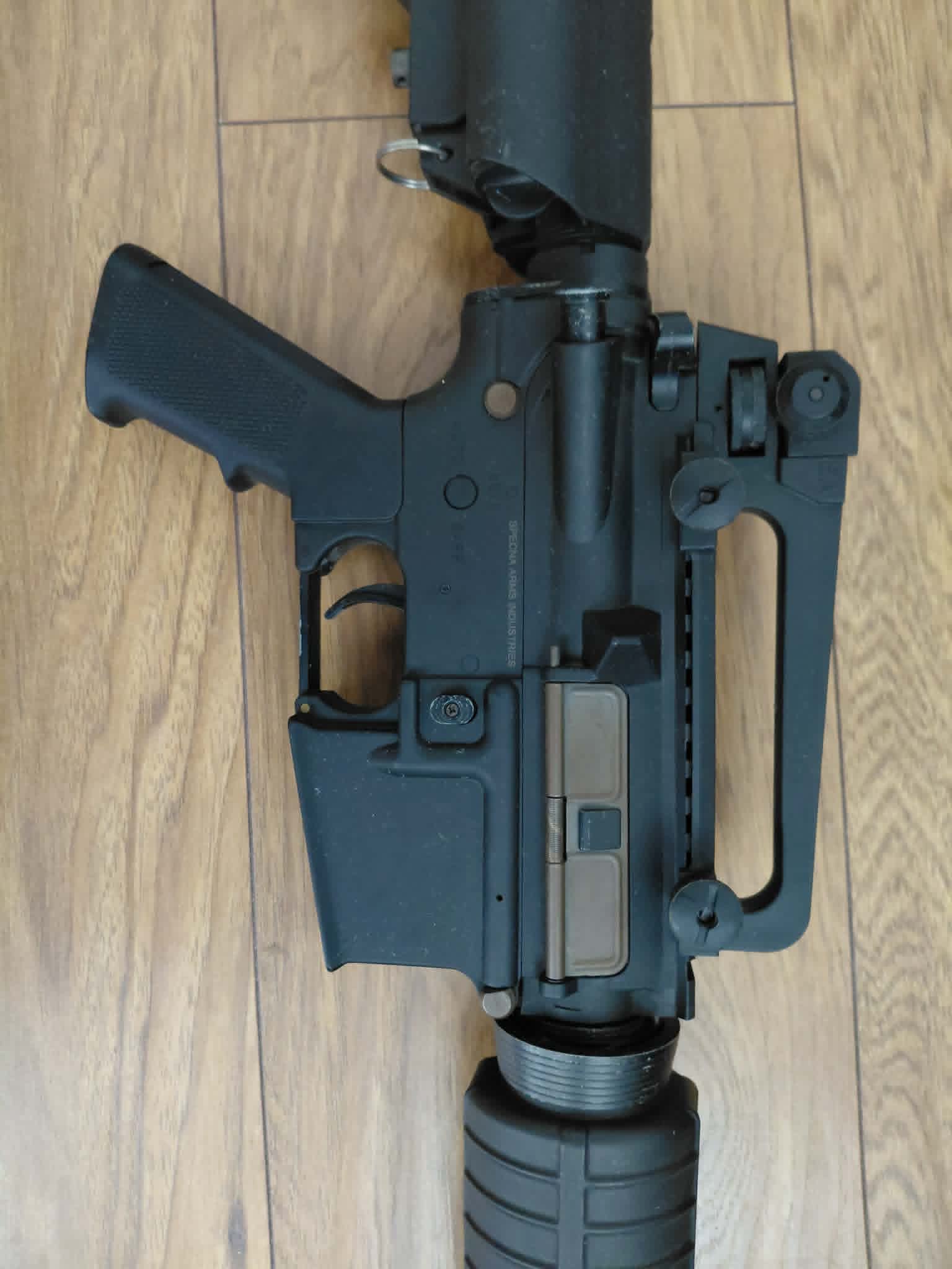 Zestaw replika Specna Arms SA-CO2, z 4 magazynkami, ładowarką i baterią.