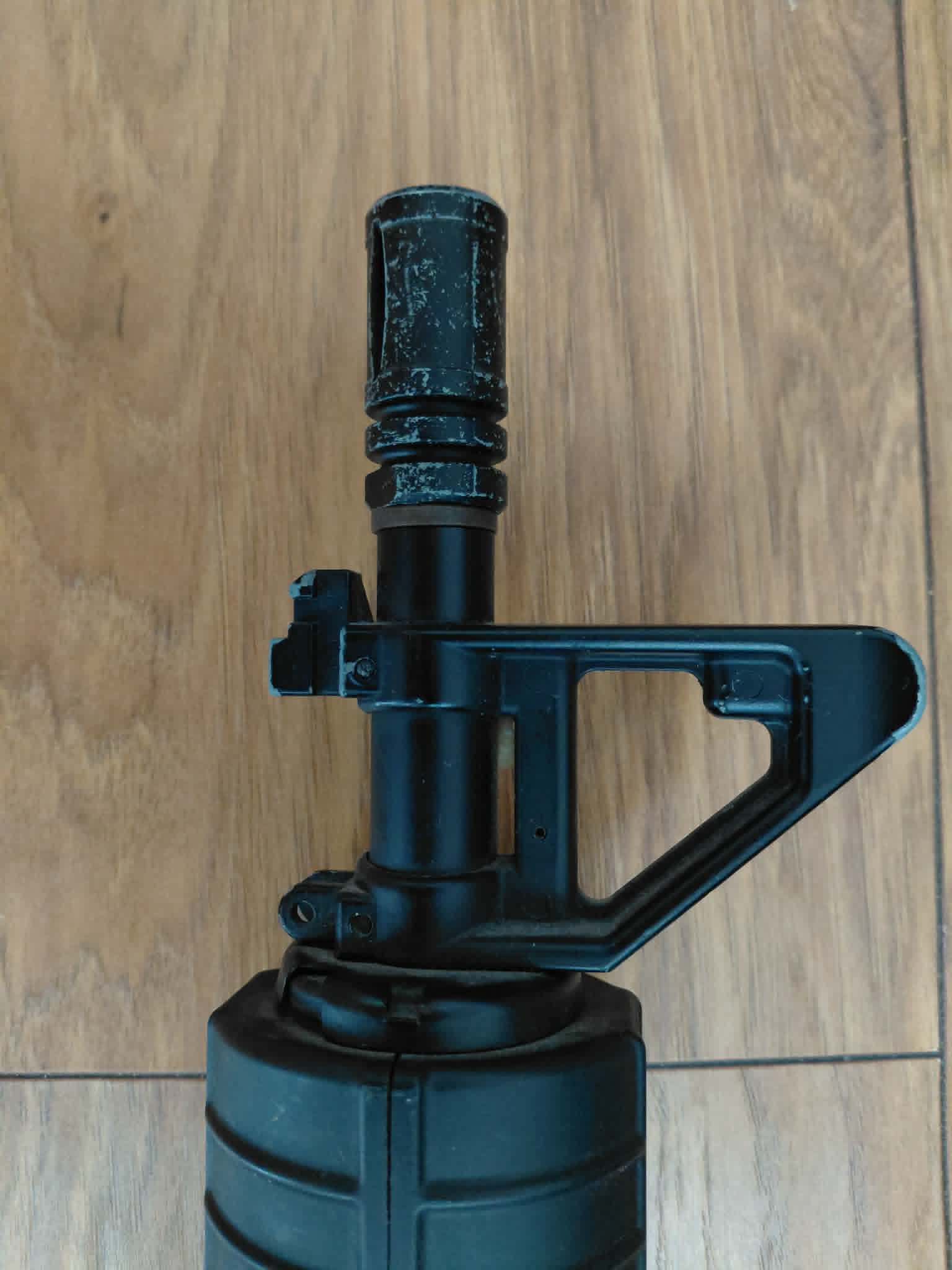 Zestaw replika Specna Arms SA-CO2, z 4 magazynkami, ładowarką i baterią.