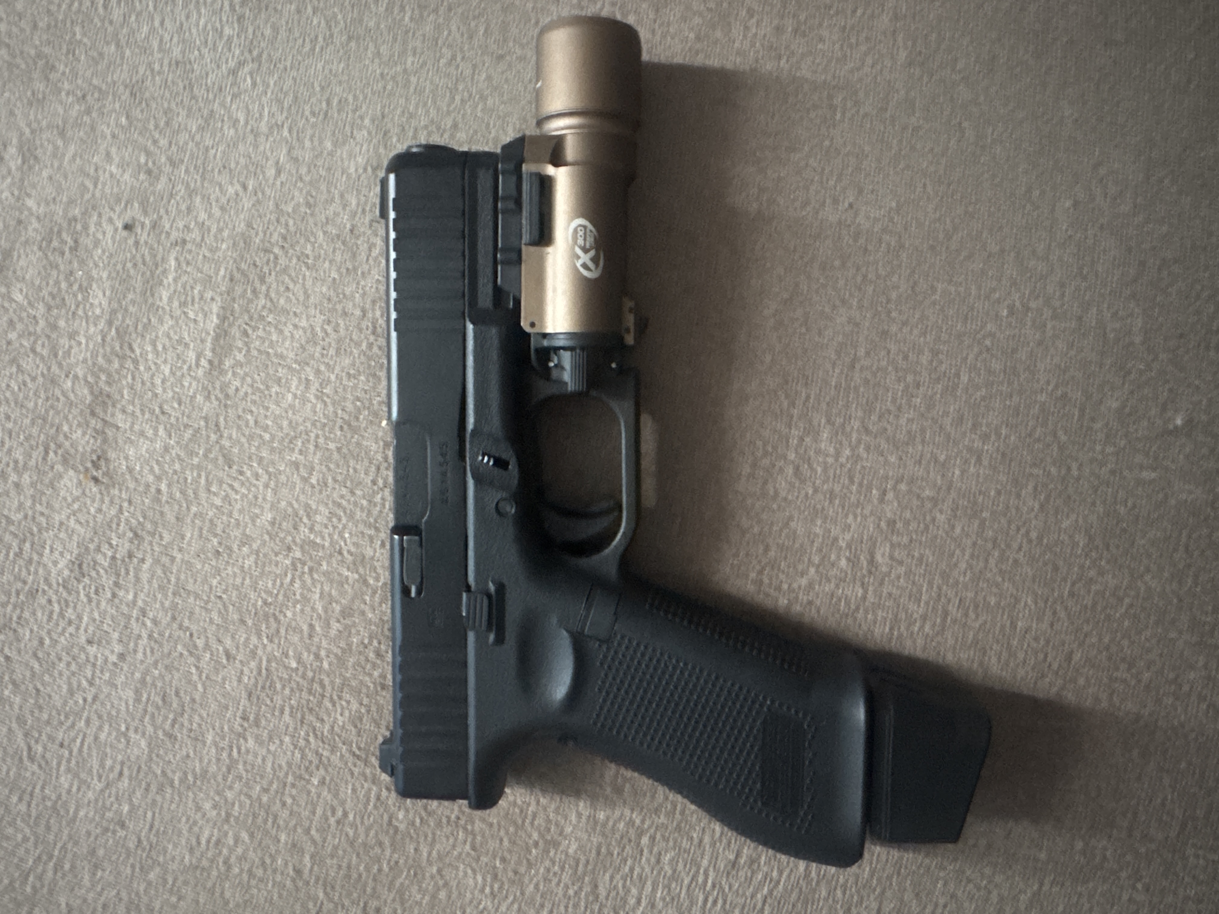 Glock 45 z dodatkowym magazynkiem