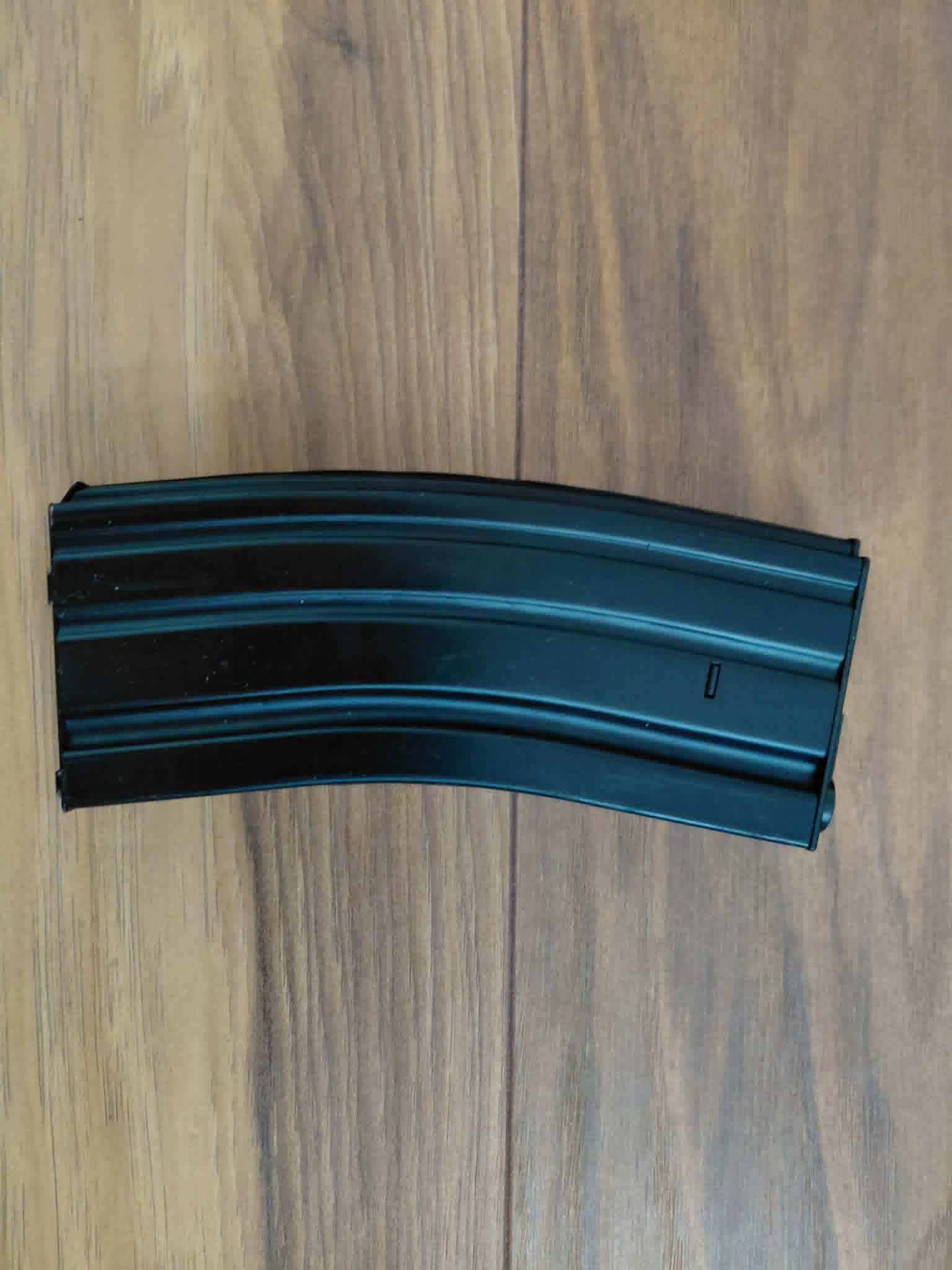 Zestaw replika Specna Arms SA-CO2, z 4 magazynkami, ładowarką i baterią.