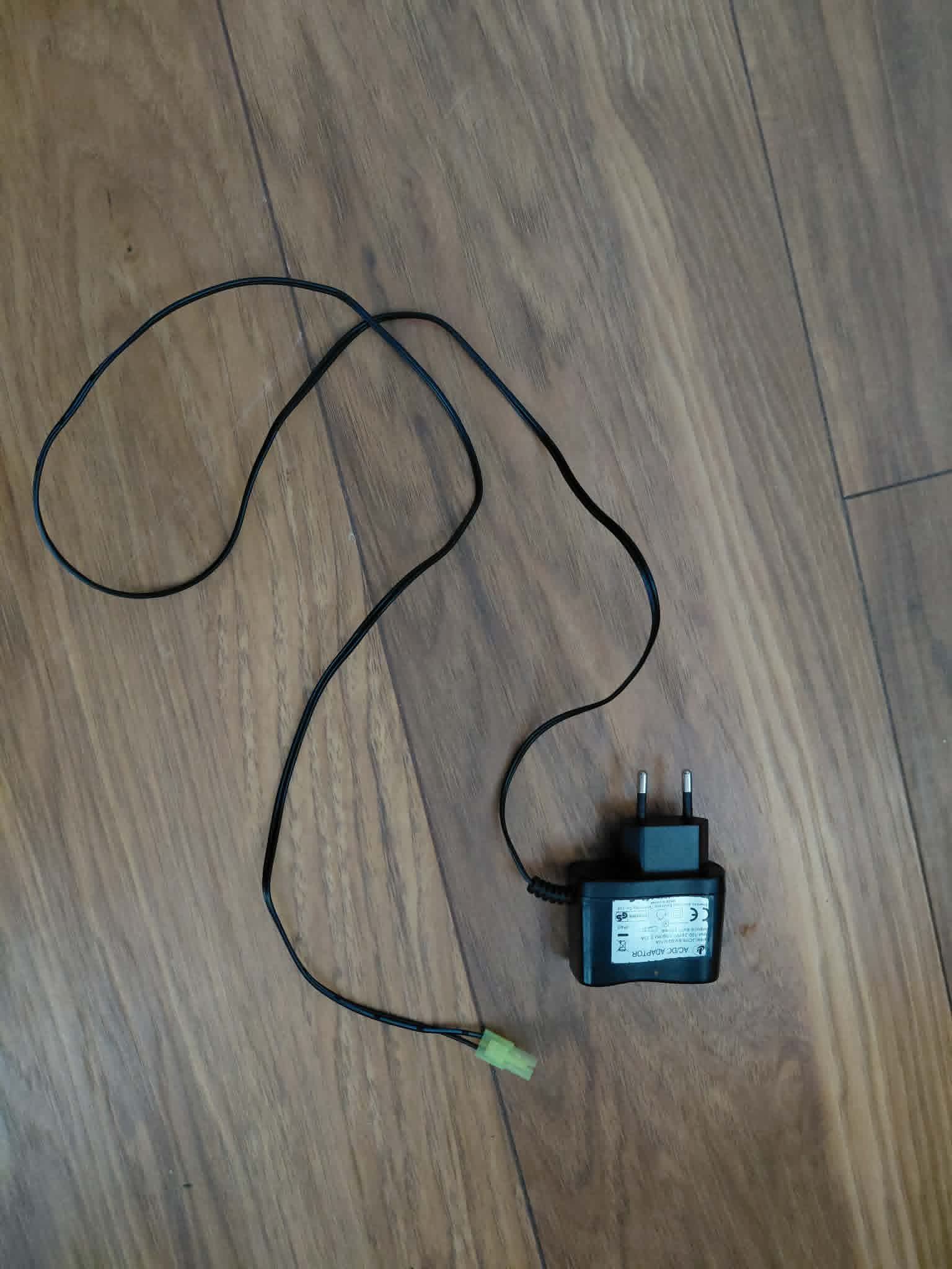 Zestaw replika Specna Arms SA-CO2, z 4 magazynkami, ładowarką i baterią.