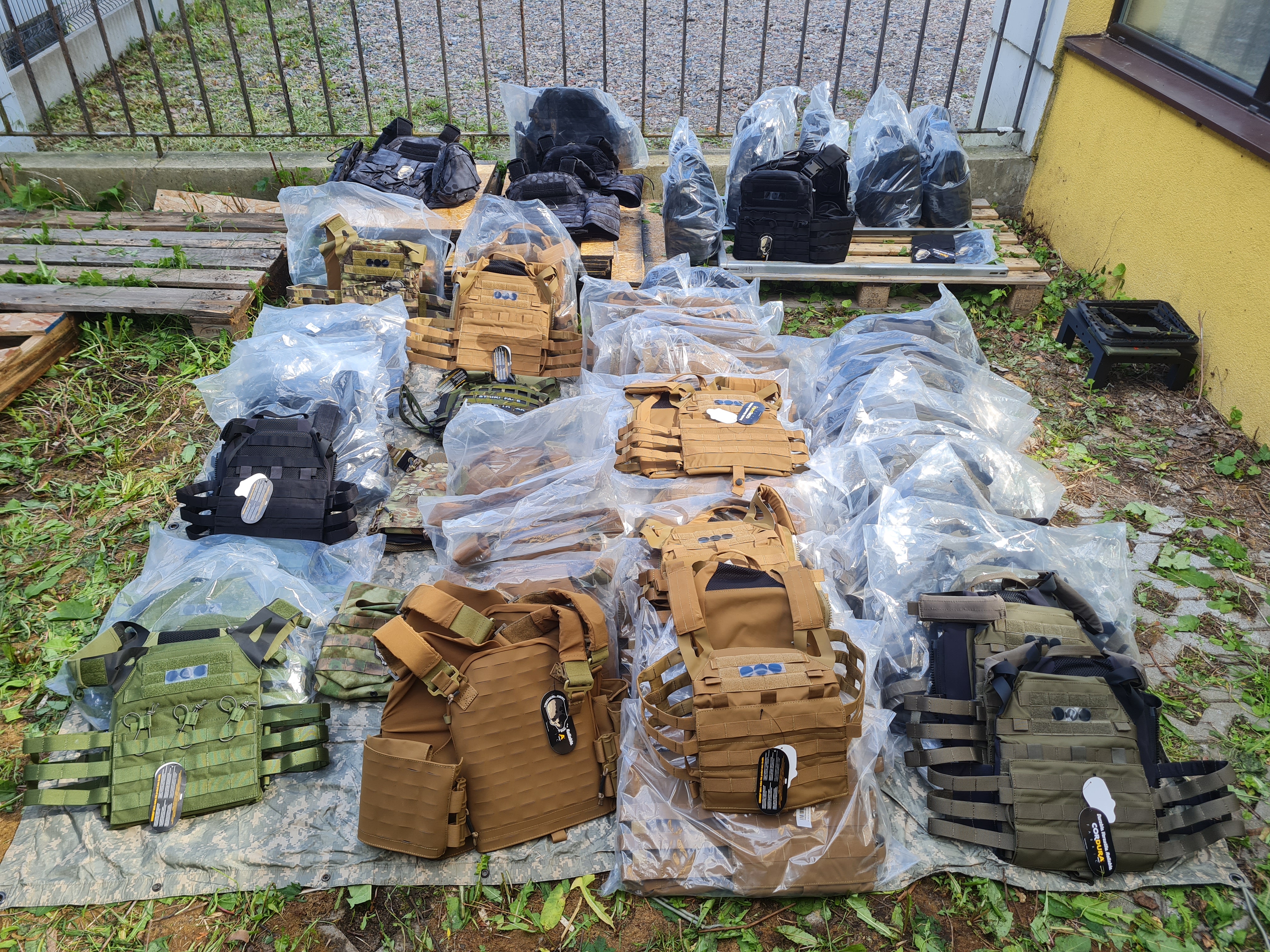 Czyszczenie magazynu - sterta kamizelek JPC - JPC 2.0 coyote i ranger, AAC coyote, CPC czarne i inne