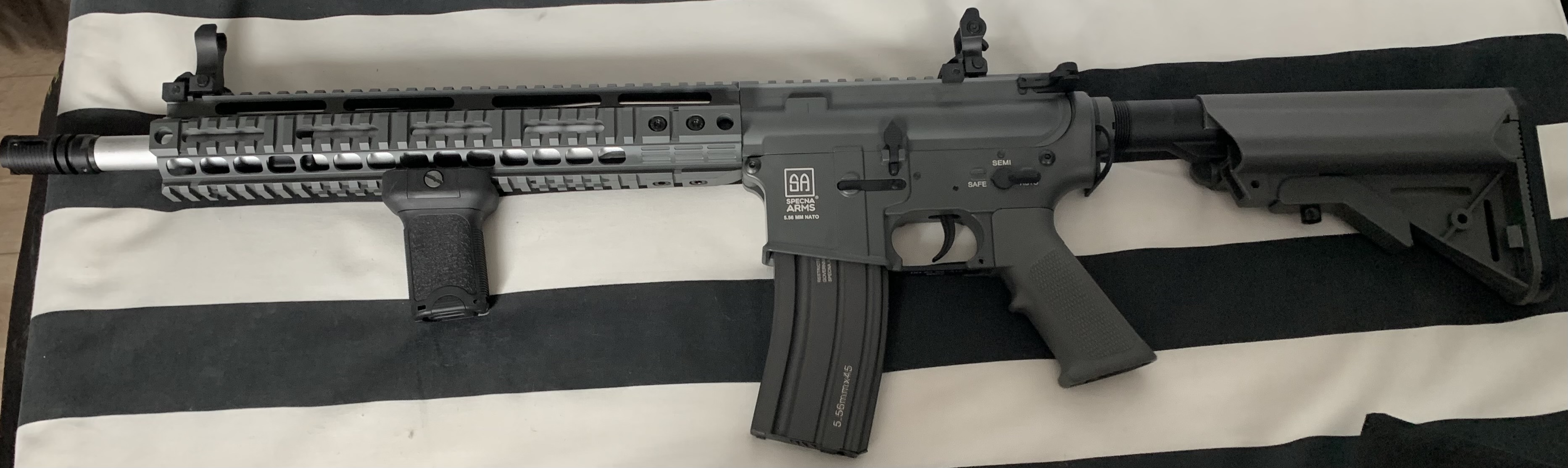 Replika karabinka SA-A13 ONE™ - Chaos Grey + dodatki