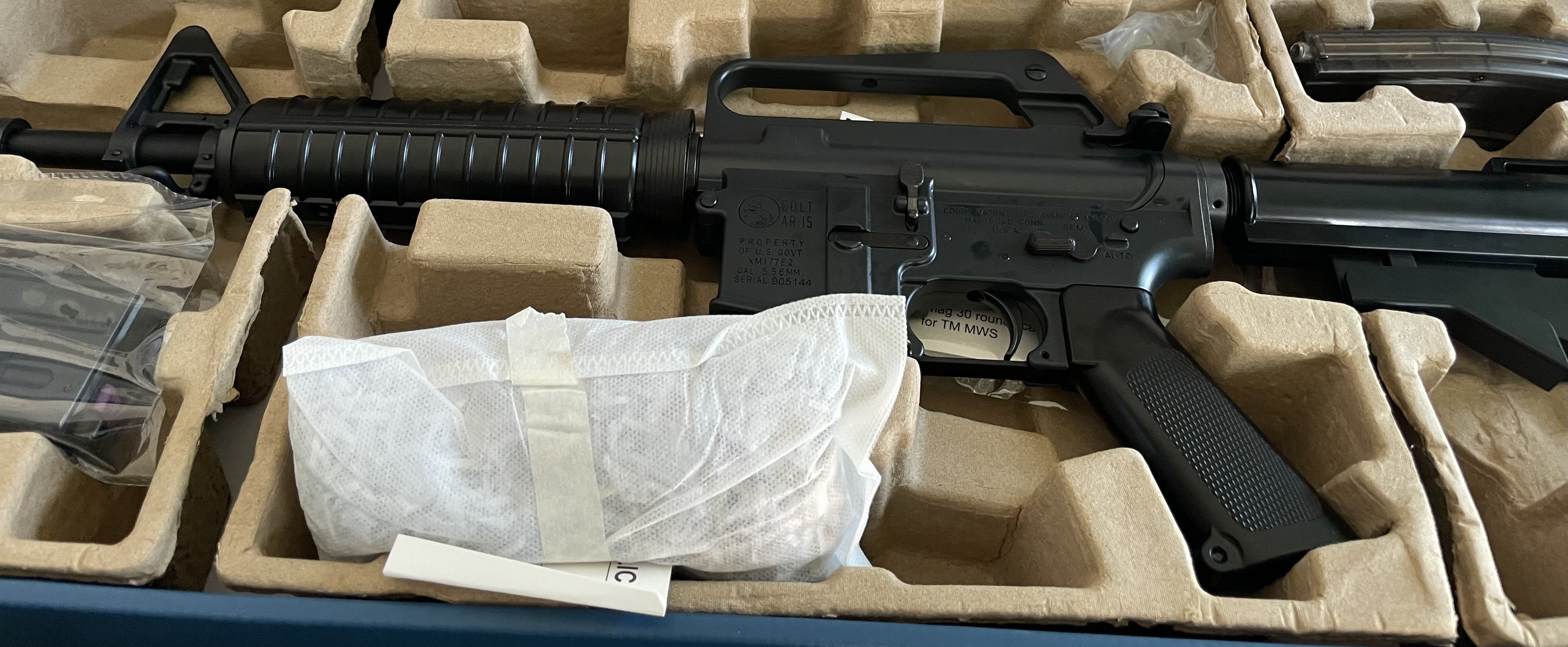 Licencjonowany Colt XM177E2 (Cybergun) - NOWY, stan igła + 3 magazynki