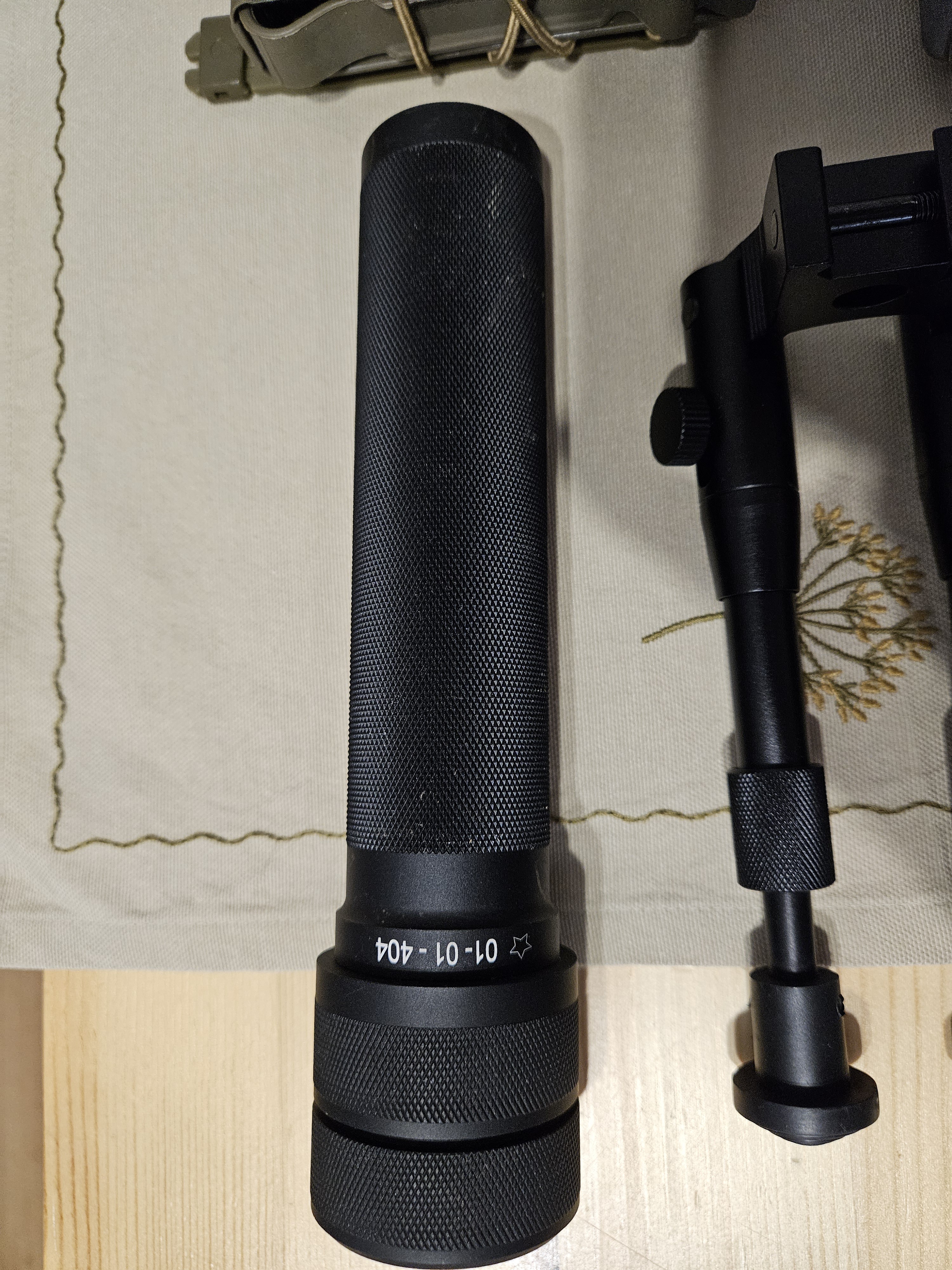 Akcesoria dwójnóg, kolba, tłumik, ładownice itp.