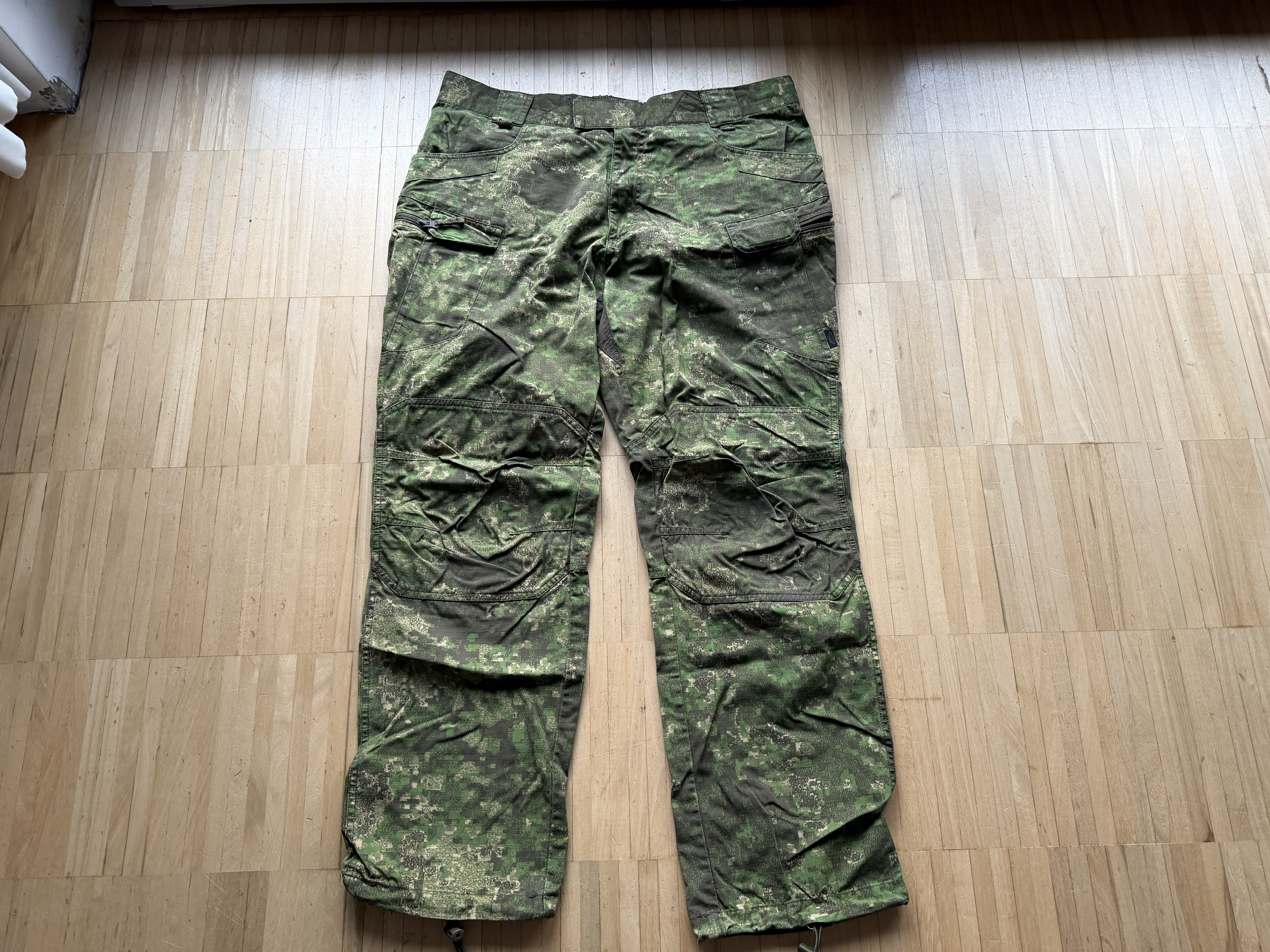 Umundurowanie Helikon Tex spodnie i dwie bluzy wzór Pencott Wildwood rozmiar 2XL