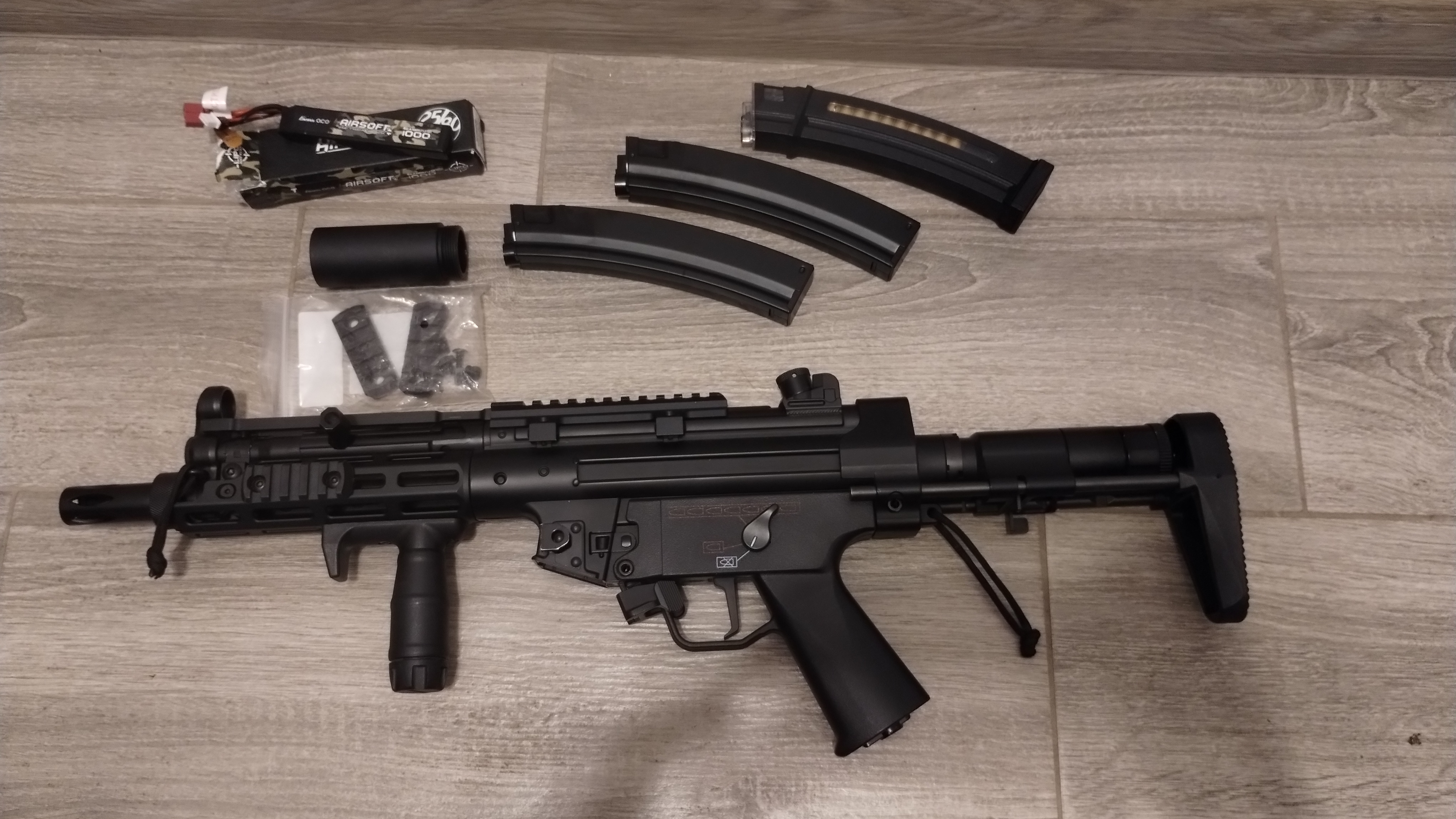 CM.041G - MP5 mało używane + akcesoria